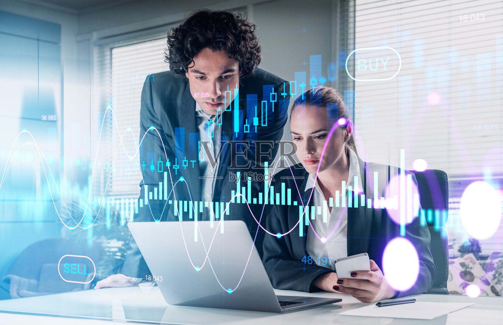 商人和女商人一起在办公室工作照片摄影图片