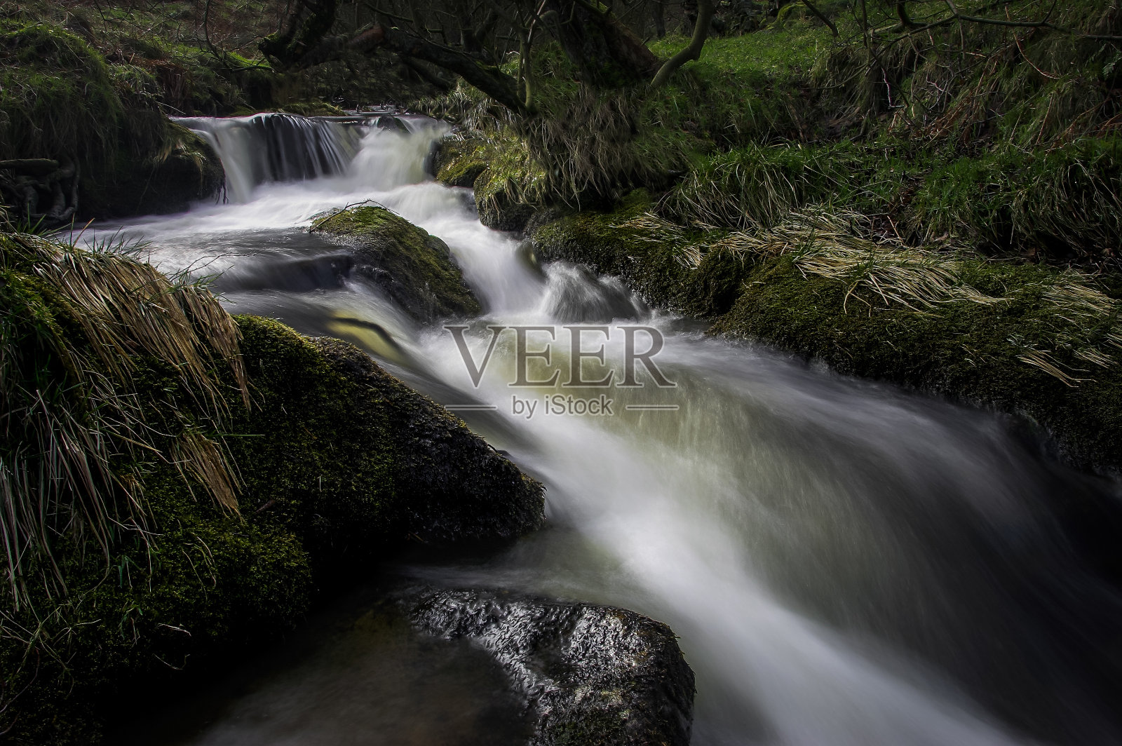 德比郡山顶区的瀑布照片摄影图片