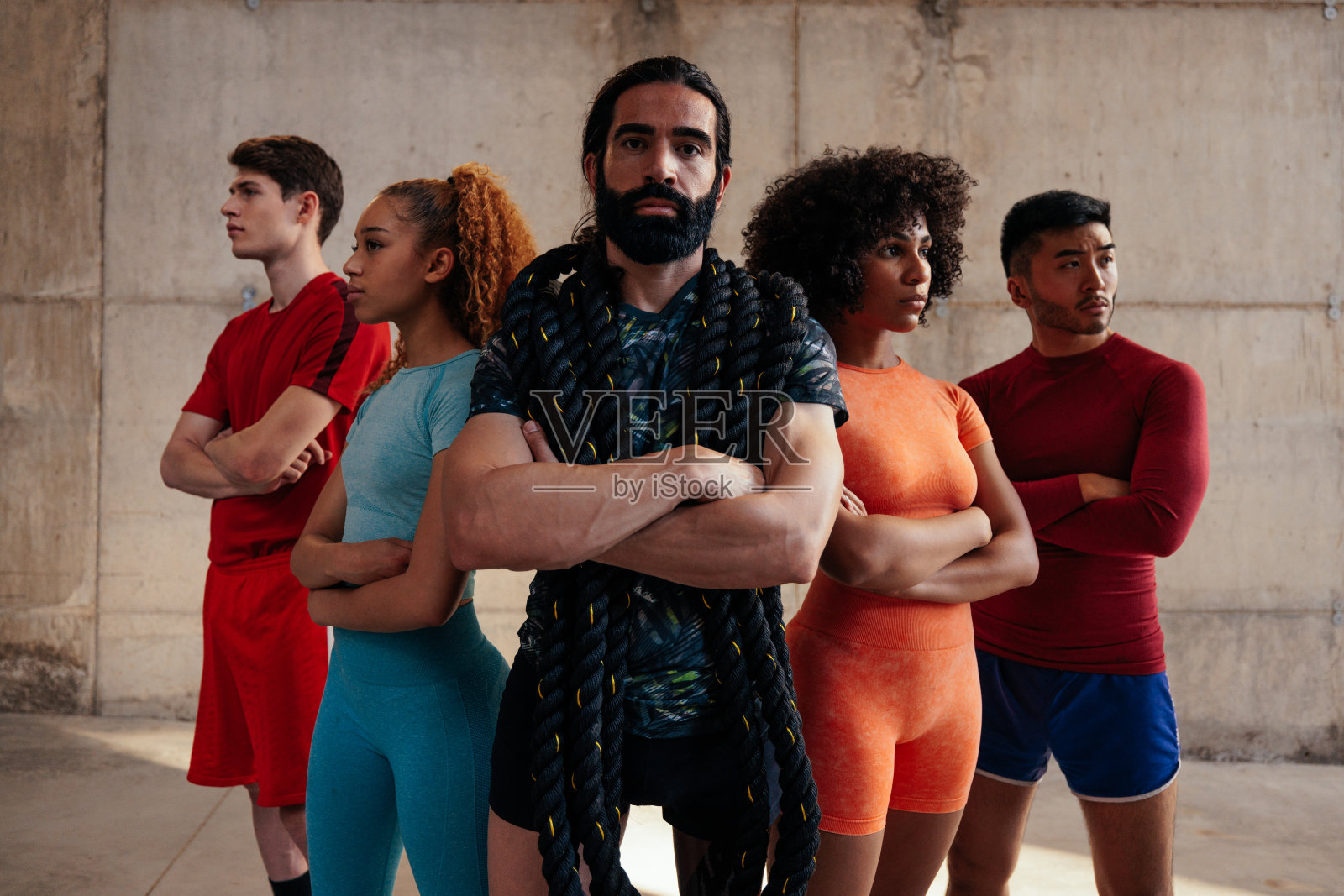 运动队与折叠手臂肖像照片摄影图片