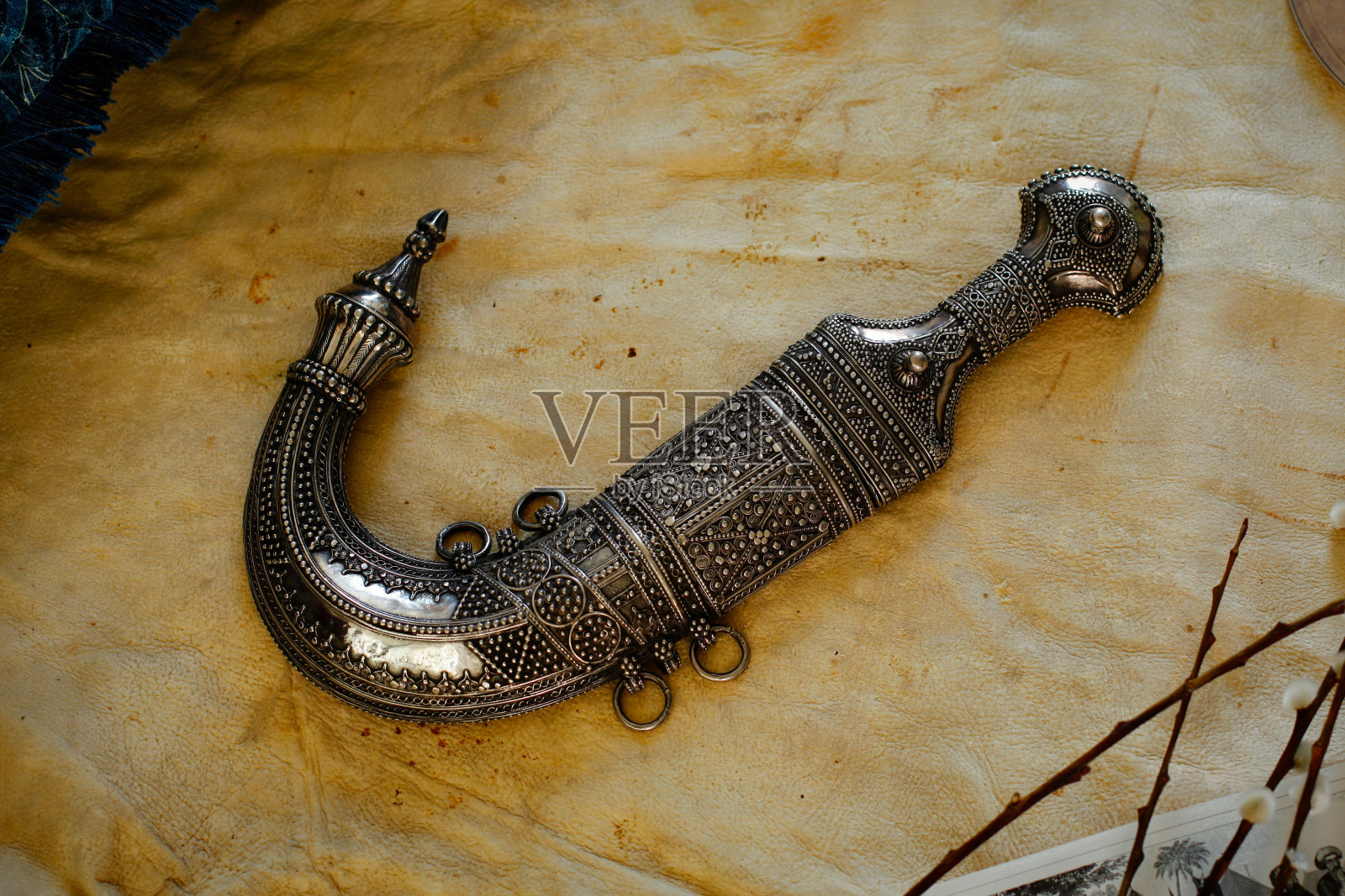 一把银色阿拉伯古董匕首照片摄影图片