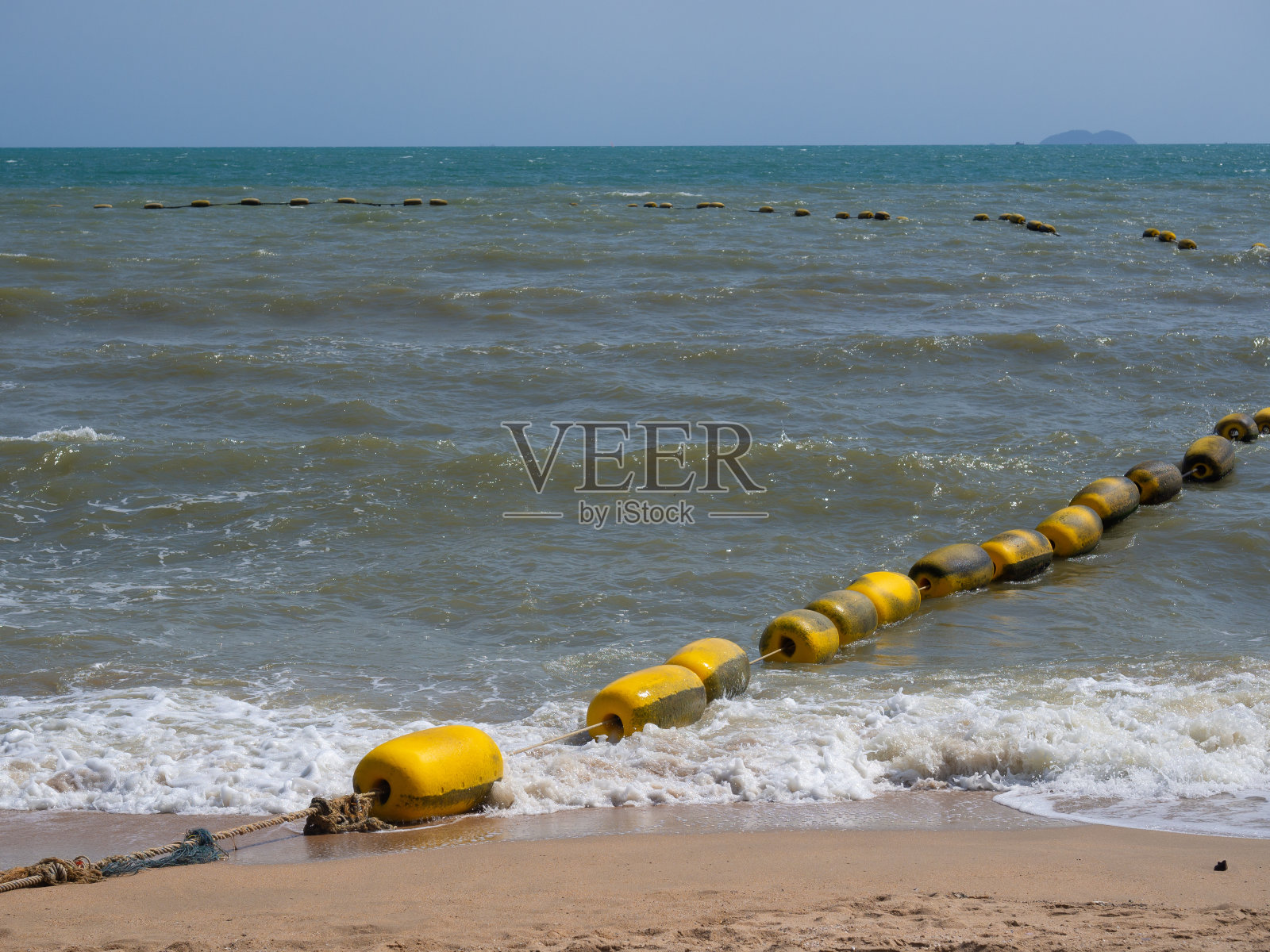 在海里用彩色浮标和绳网。照片摄影图片