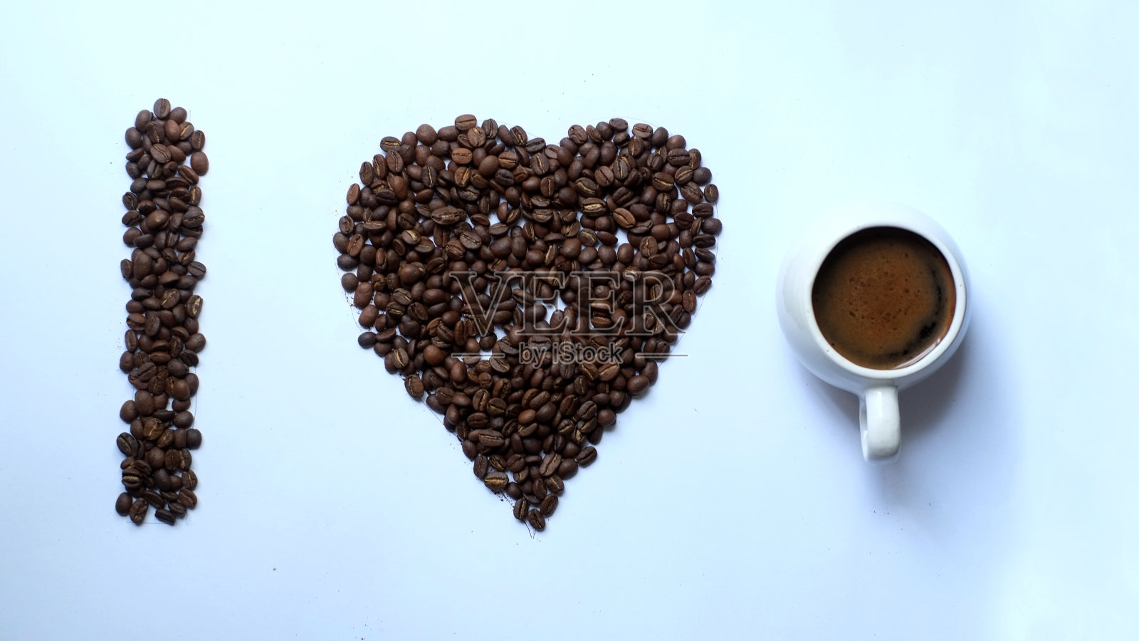 顶视图一杯黑咖啡和心形烘焙咖啡豆照片摄影图片