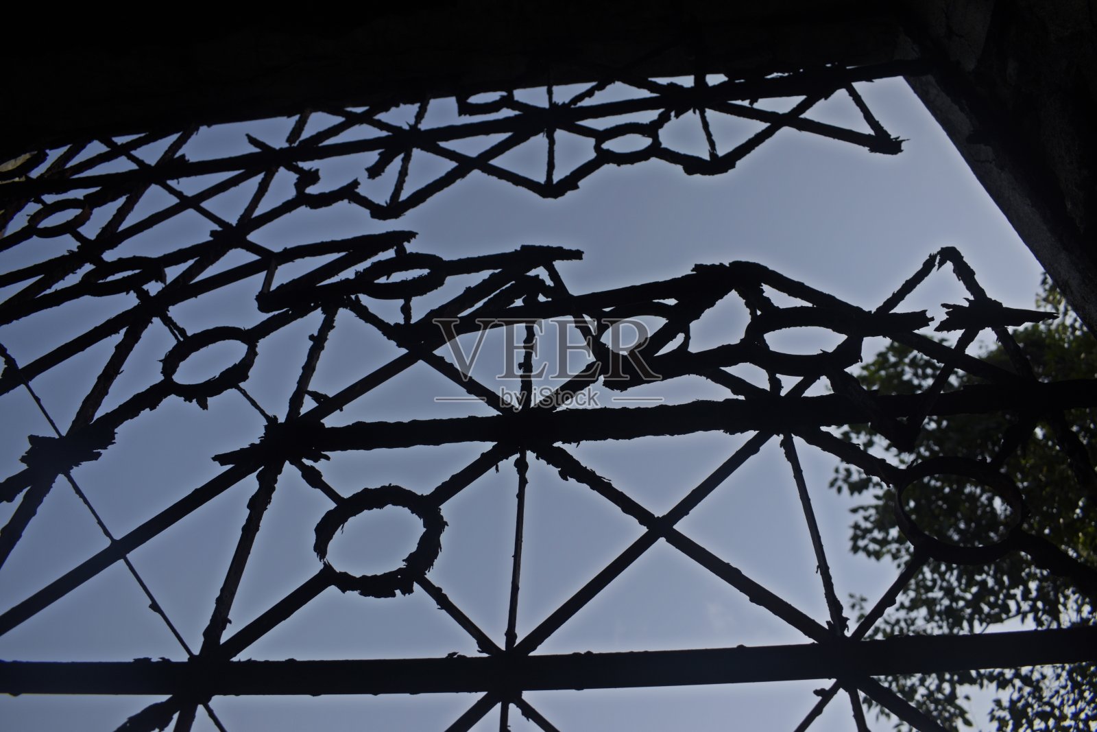 废弃旧建筑里生锈的铁格栅照片摄影图片