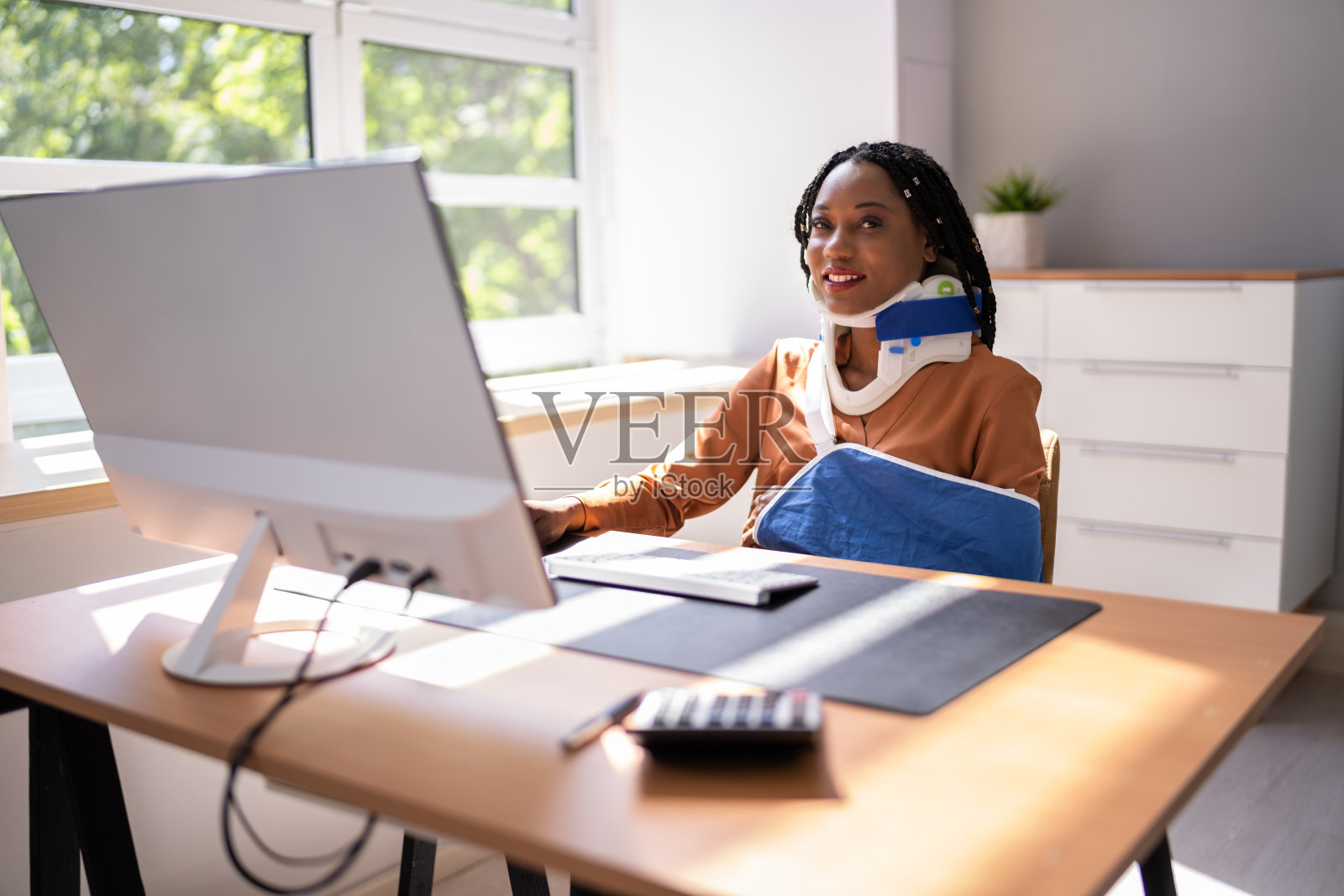 在办公室工作的残疾女商人照片摄影图片