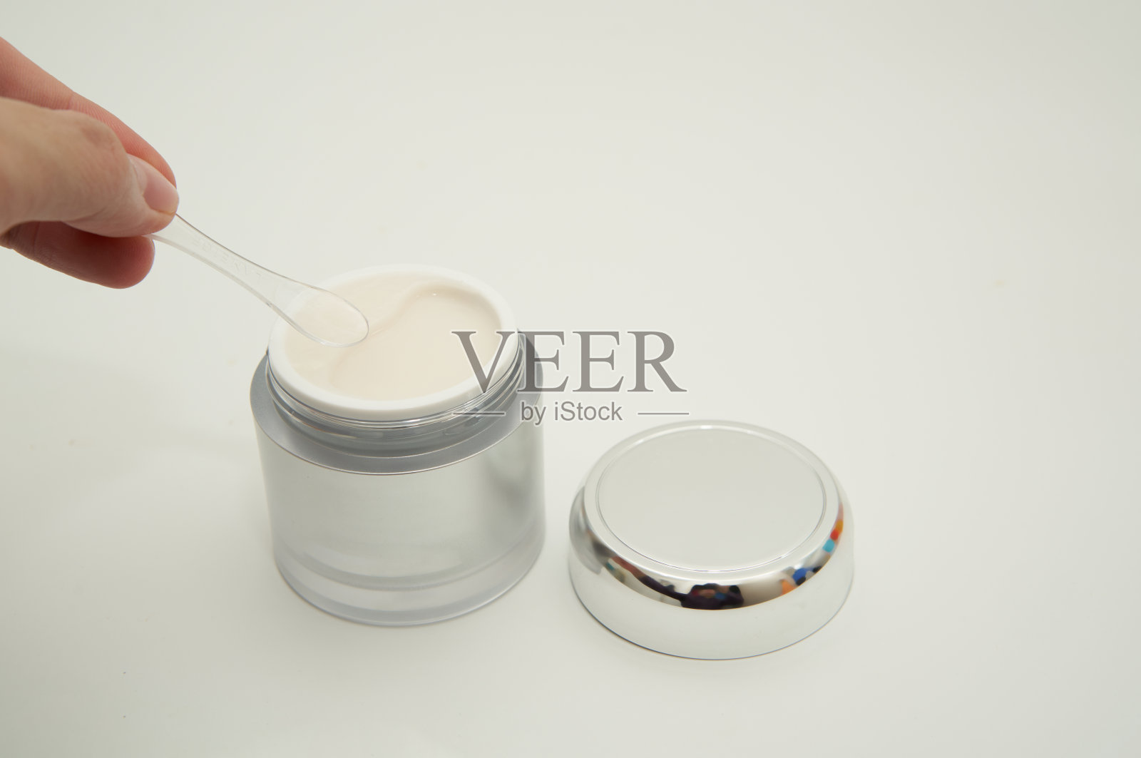 化妆品坛子里面有面霜照片摄影图片