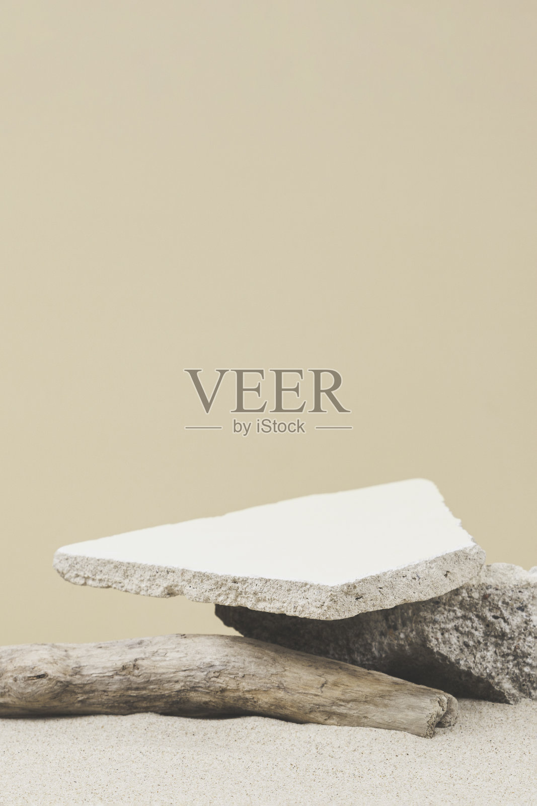 白色沙滩上的混凝土石头和干树枝。化妆品或产品展示的创意背景最小。前视图照片摄影图片