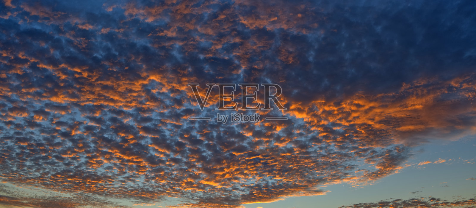 风景如画的橙色日落和云景全景照片摄影图片