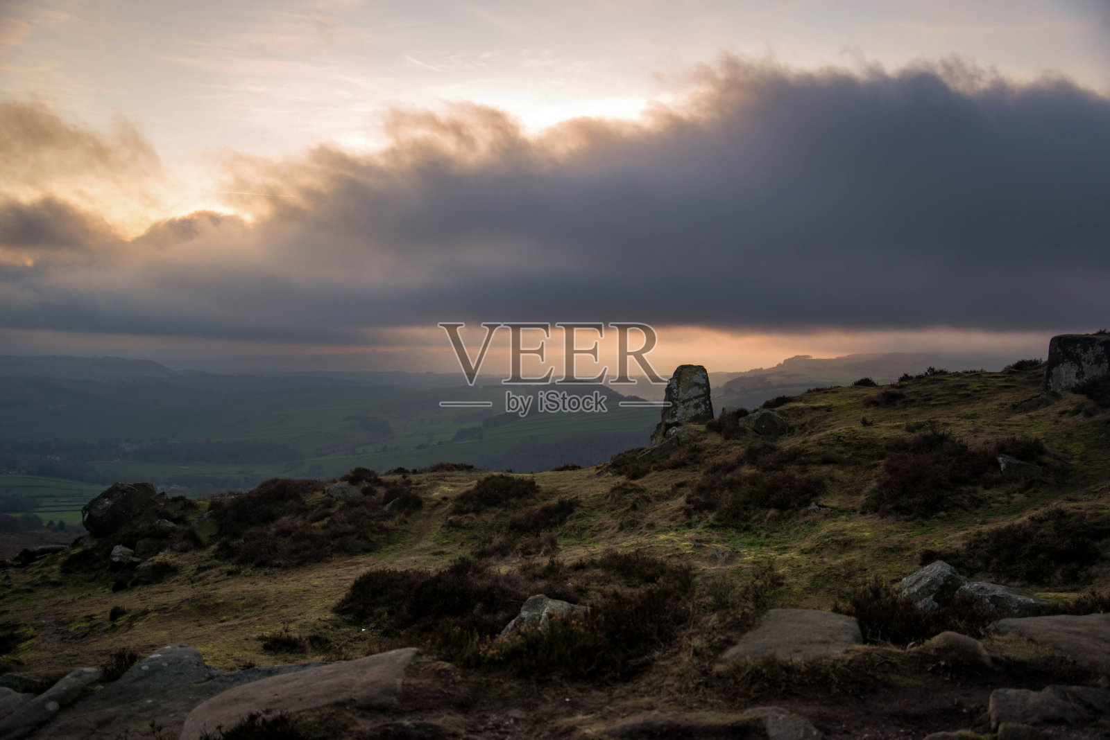 日落和悬崖上的云照片摄影图片