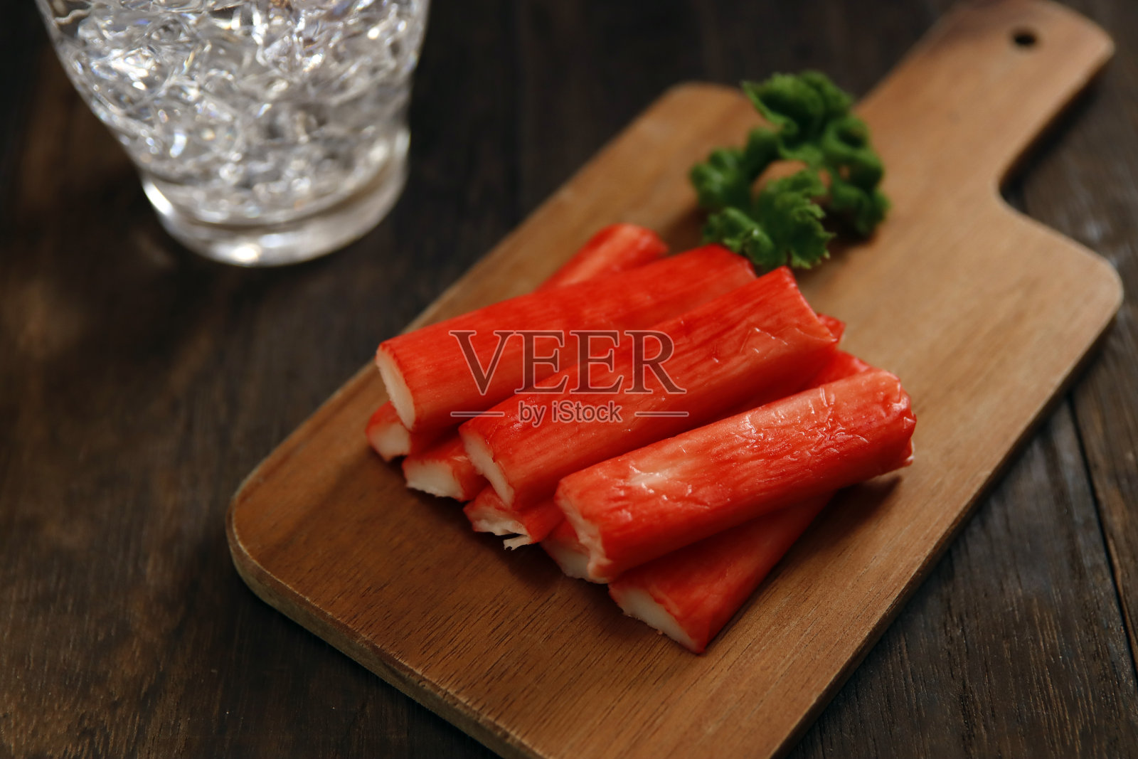 螃蟹粘在桌子上照片摄影图片