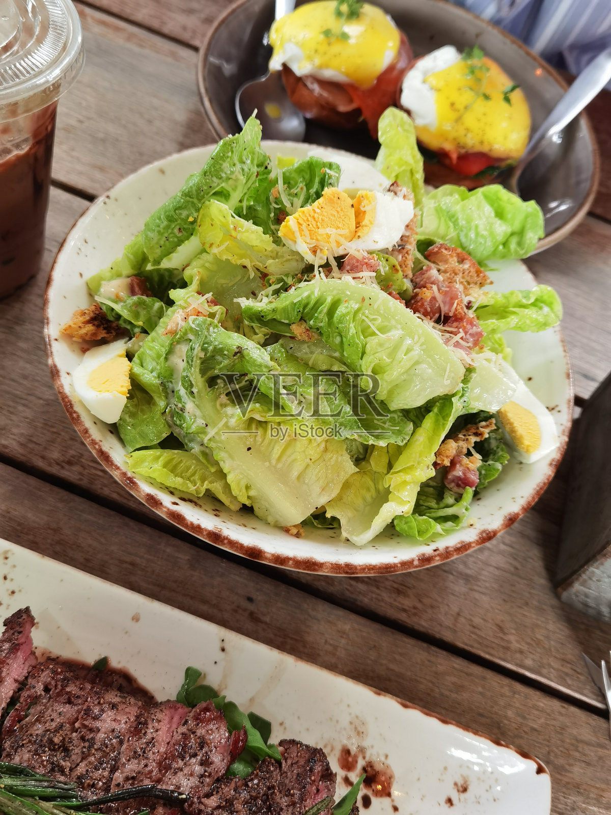 烤牛排配新鲜蔬菜沙拉在盘子里照片摄影图片