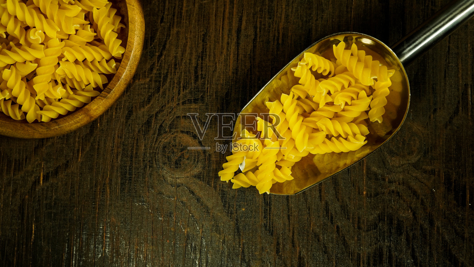 厨房里一道诱人的螺旋通心粉照片摄影图片