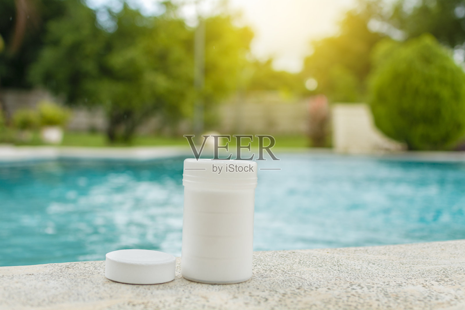 泳池边氯片套件、泳池消毒氯片、泳池清洁保养氯片、照片摄影图片