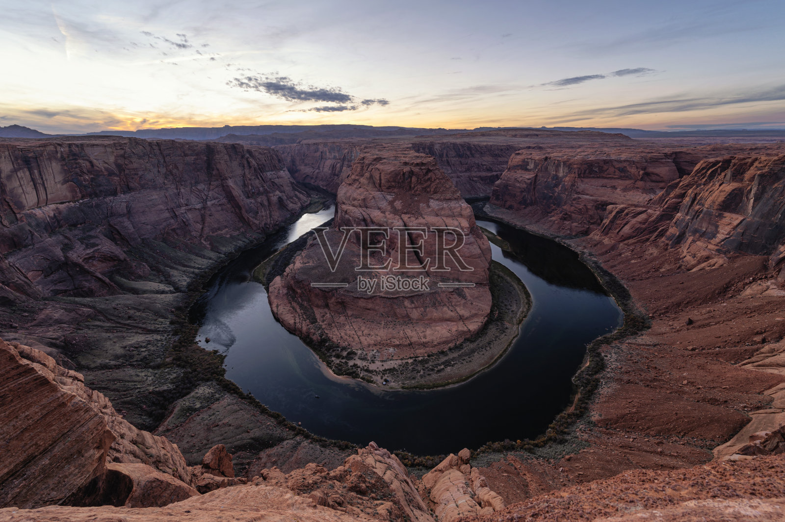 马蹄弯和科罗拉多河在日落，亚利桑那州，美国照片摄影图片