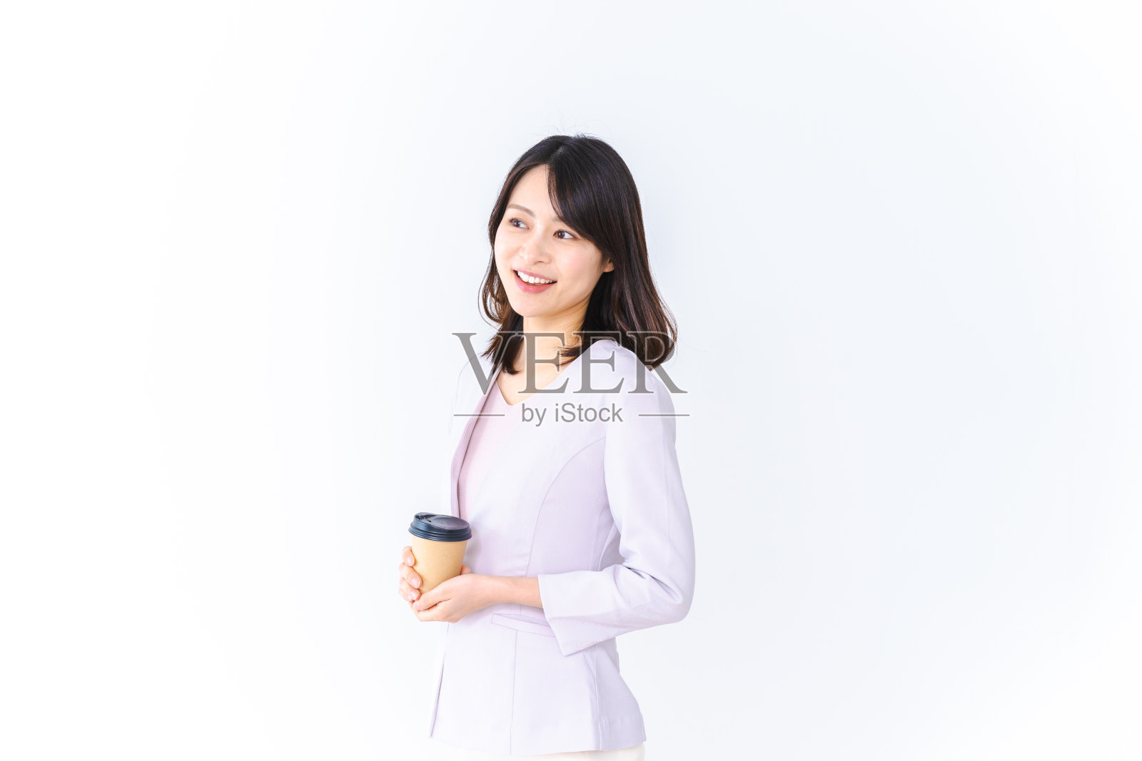 用纸杯喝咖啡的商务女人照片摄影图片