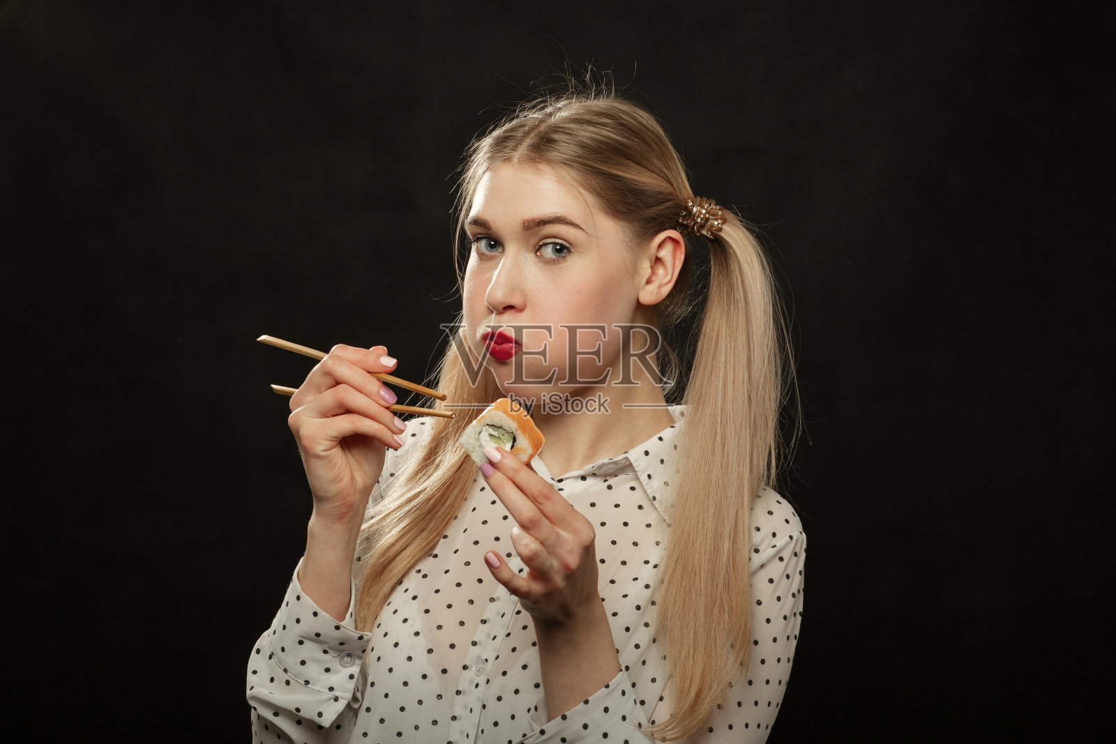 女人吃寿司照片摄影图片