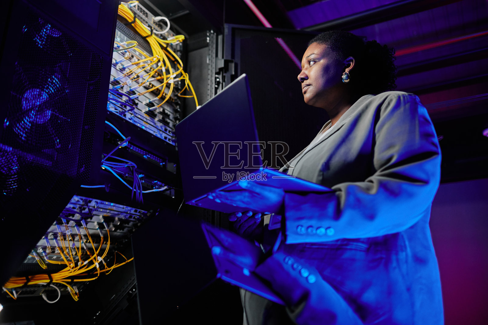 女性设置服务器照片摄影图片