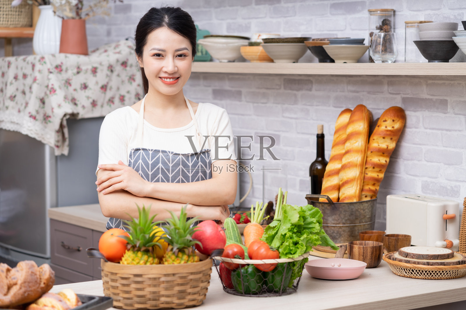 年轻的亚洲妇女准备在厨房做饭照片摄影图片
