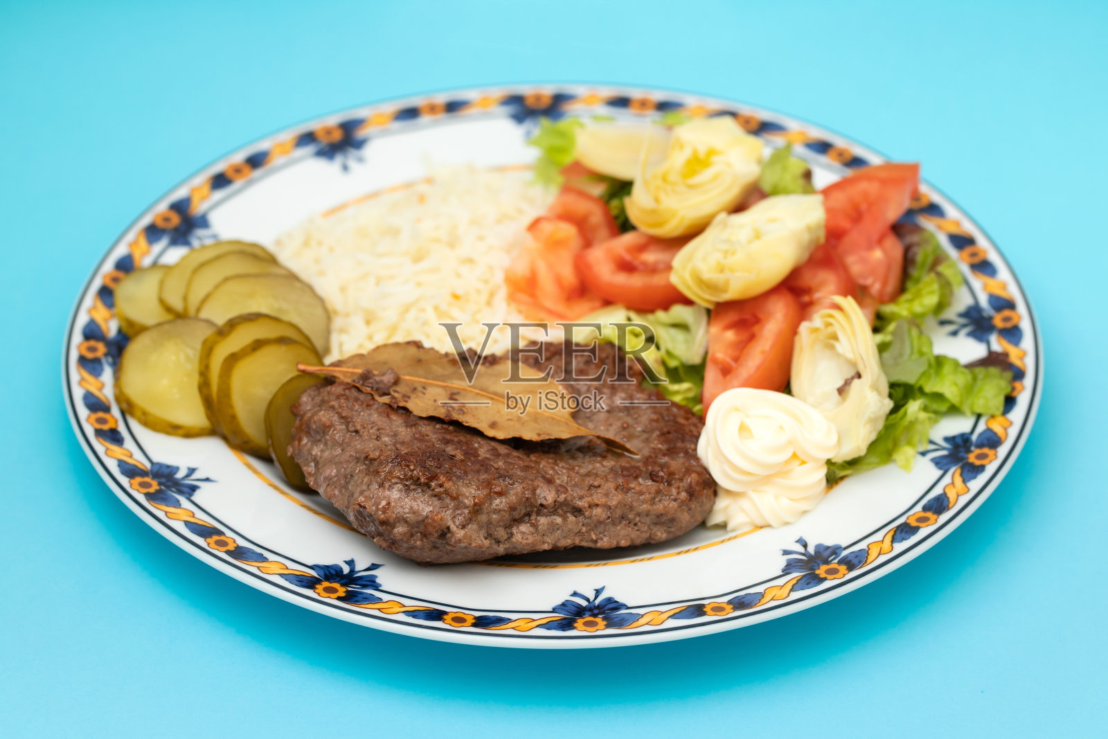 白盘炒肉末配新鲜沙拉和白米饭照片摄影图片