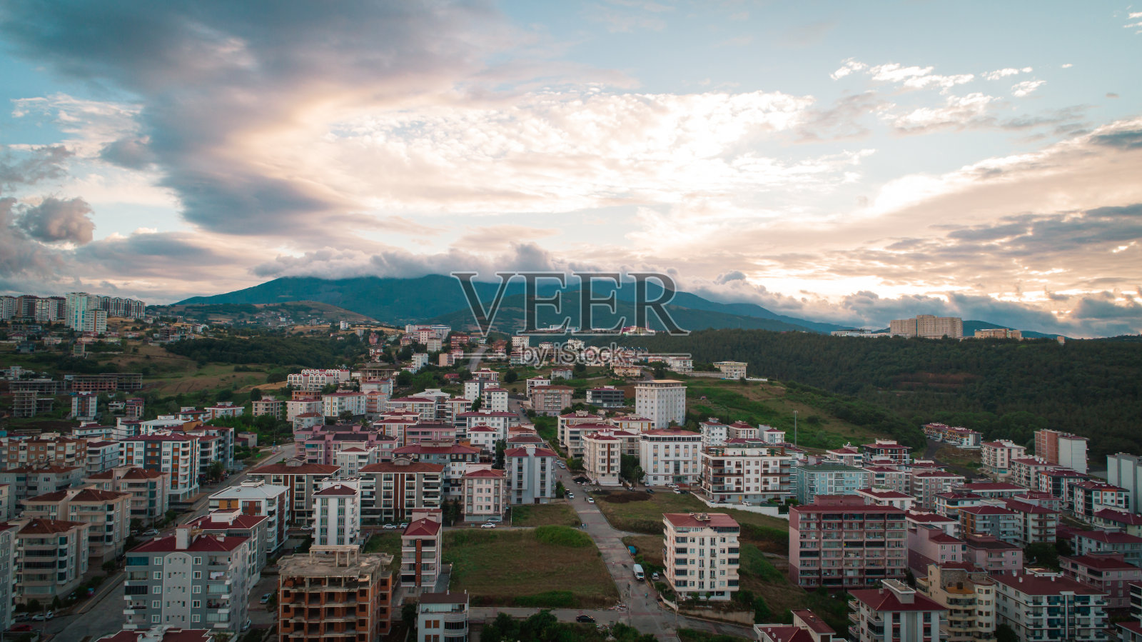一架无人机从Samsun的Atakum区拍摄了城市街道后面的一座大山和Ondokuz Mayıs大学。照片摄影图片