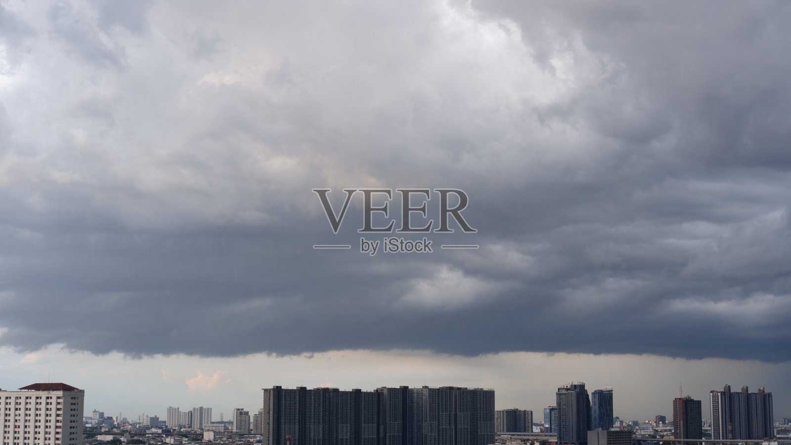 曼谷在一场暴雨中照片摄影图片