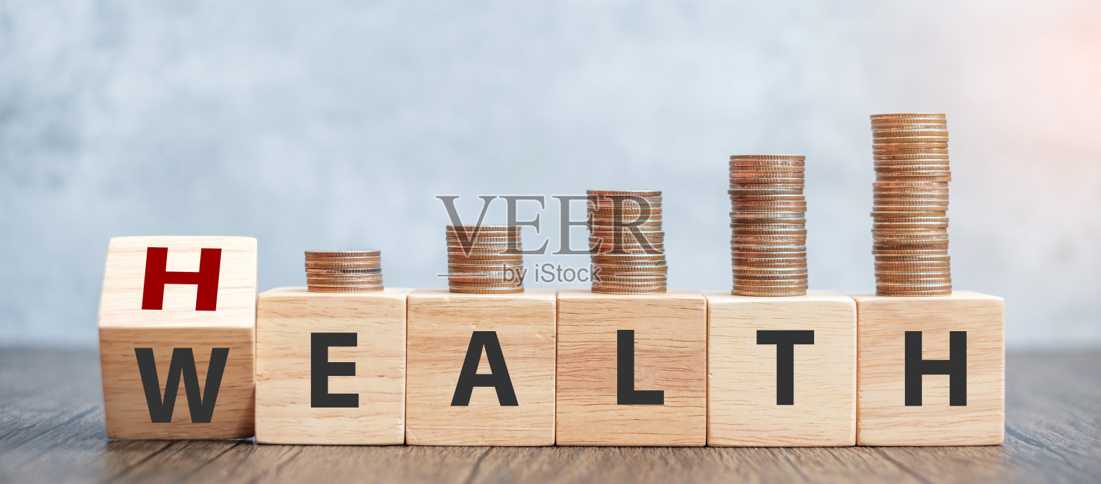 木块富贵生用钱币叠。投资，医疗，保险和工作生活平衡的概念照片摄影图片