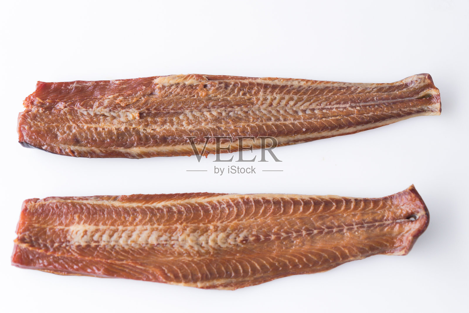 餐桌上有新鲜的鱼片。照片摄影图片