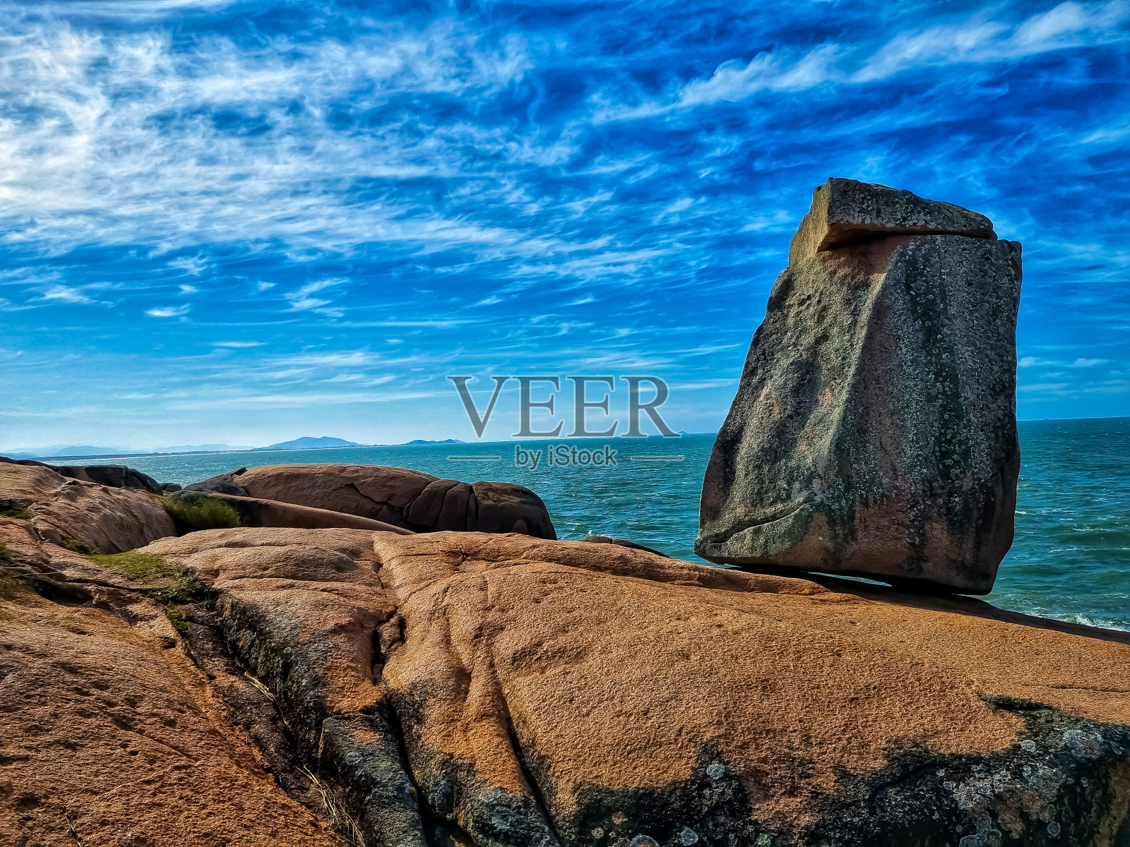 悬崖上的巨石照片摄影图片