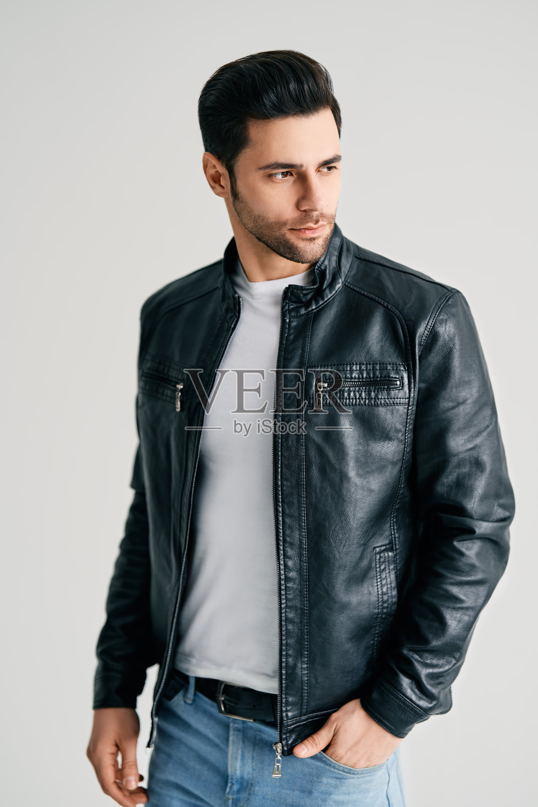 特写肖像英俊的新潮男子摆出白色的工作室背景照片摄影图片