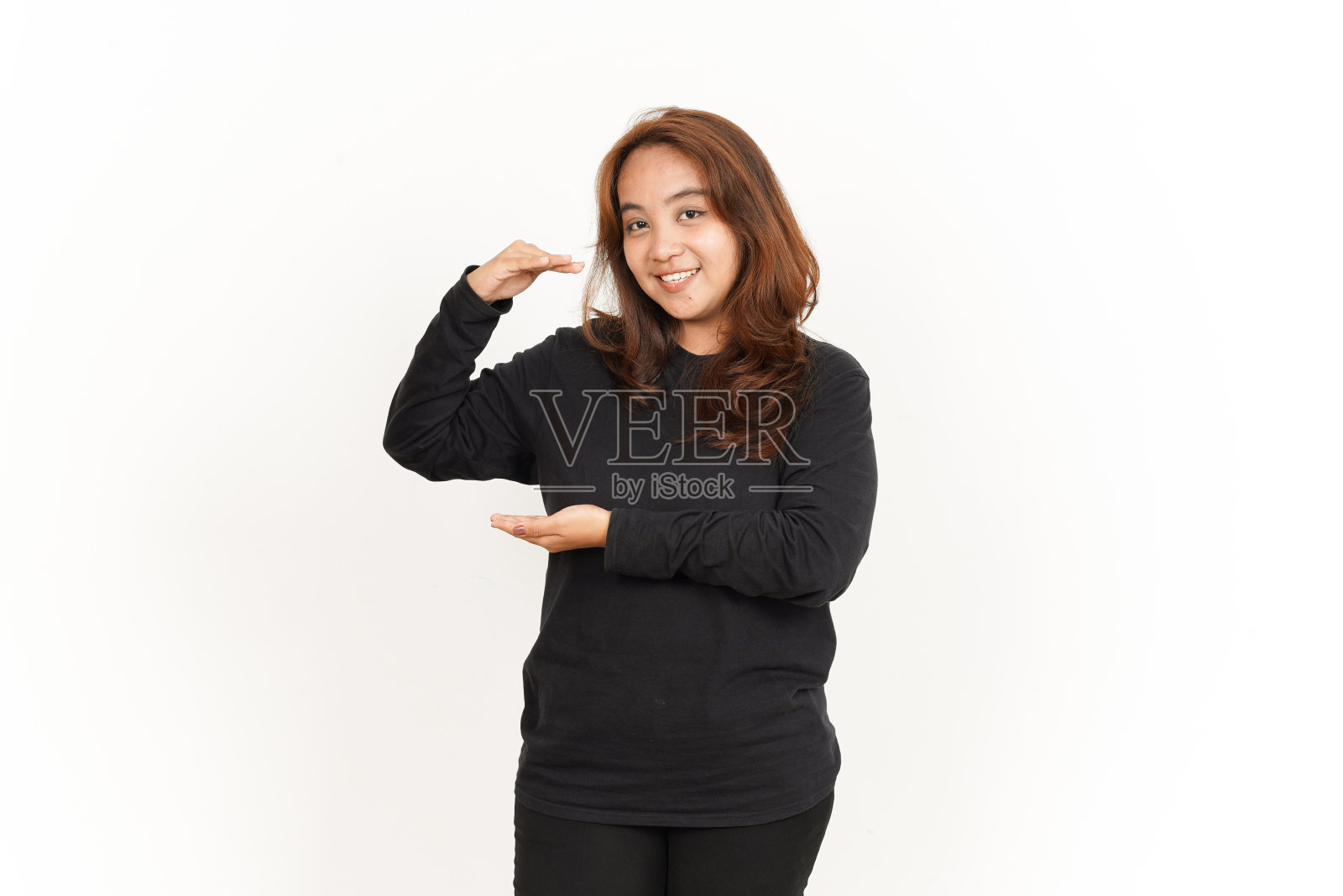 展示大尺寸的标志或产品美丽的亚洲女人穿着黑色衬衫孤立在白色照片摄影图片