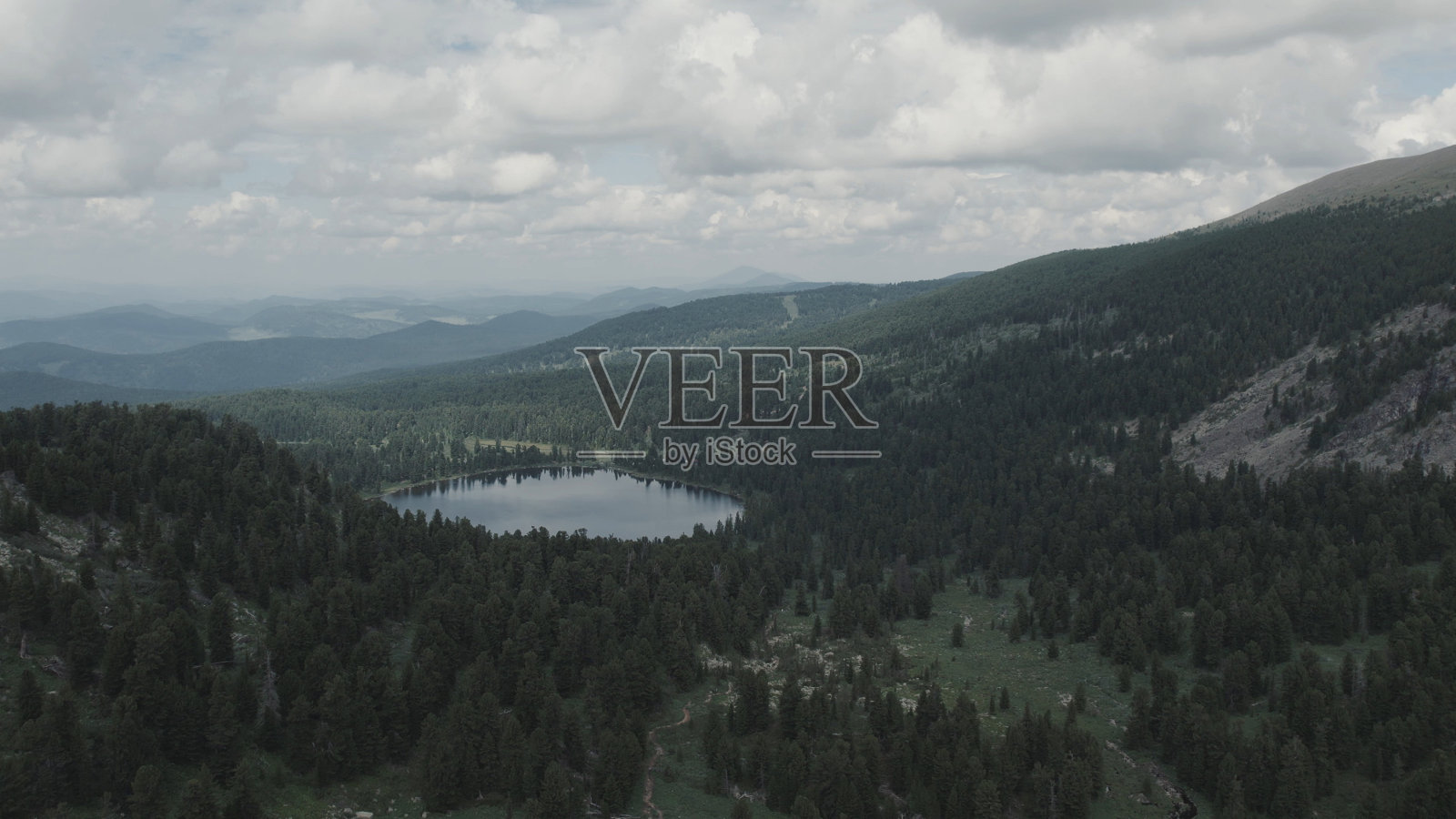 翠绿的森林和卡拉科尔湖，壮观的天空和白云照片摄影图片