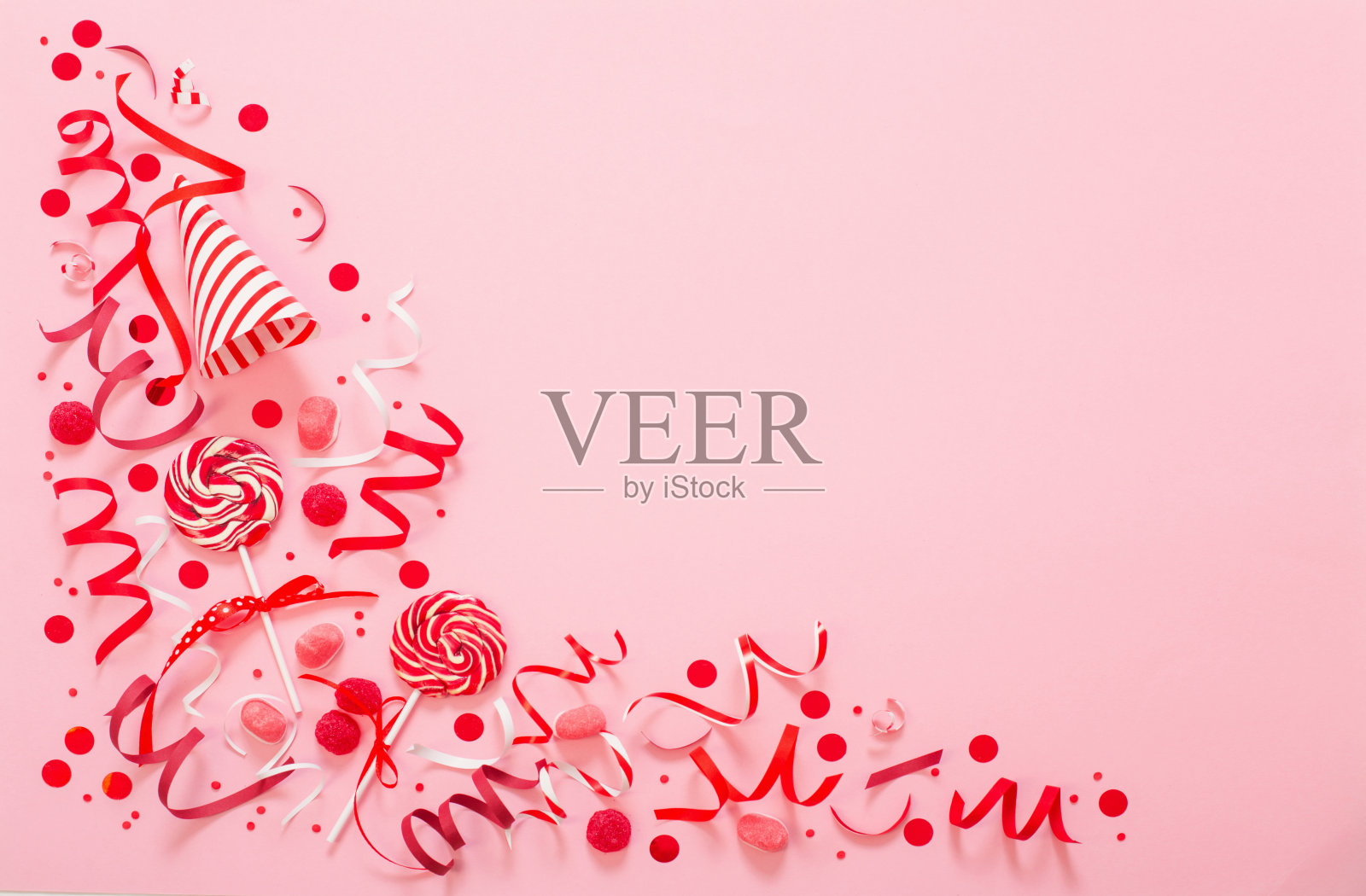 生日背景与红色和粉红色的纸生日装饰照片摄影图片