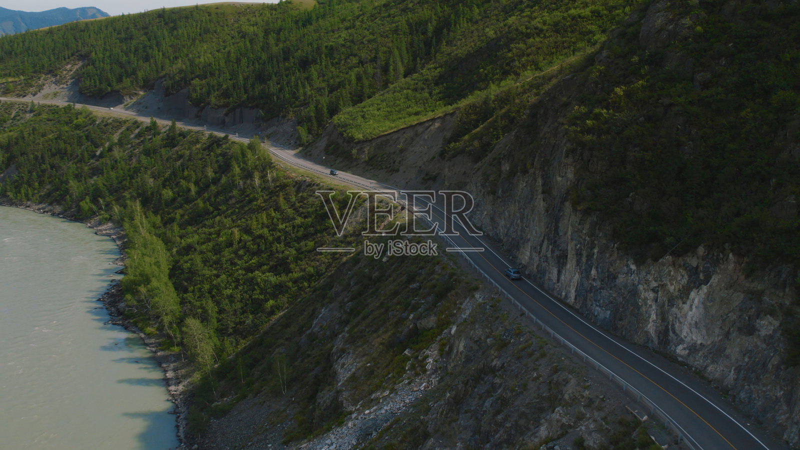 在阿尔泰山脉与卡顿河之间的楚亚高速公路上行驶的车辆照片摄影图片