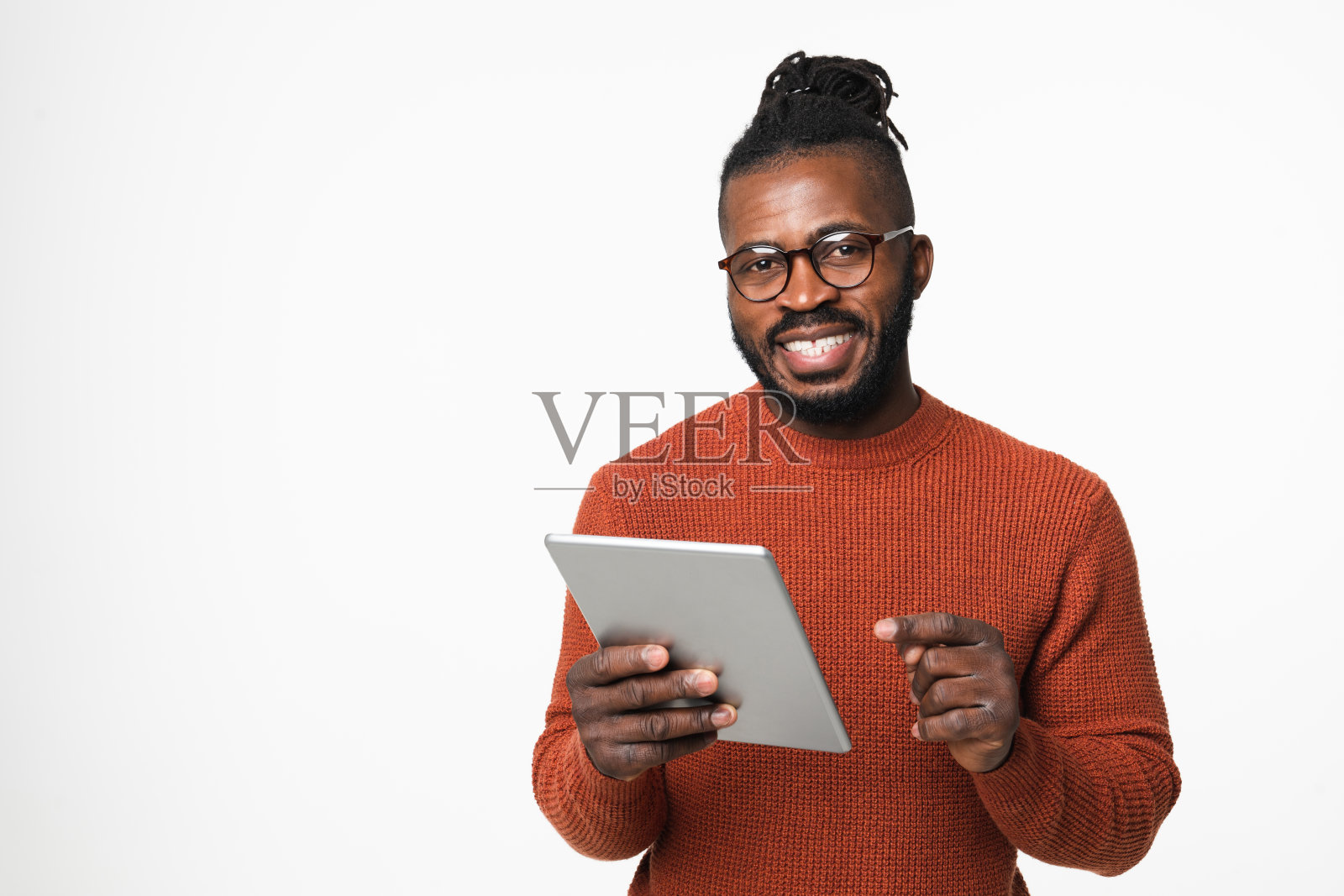 年轻的非洲裔美国人自由商人使用数字平板电脑在线，电子学习，电子银行，冲浪社交媒体孤立在白色背景照片摄影图片