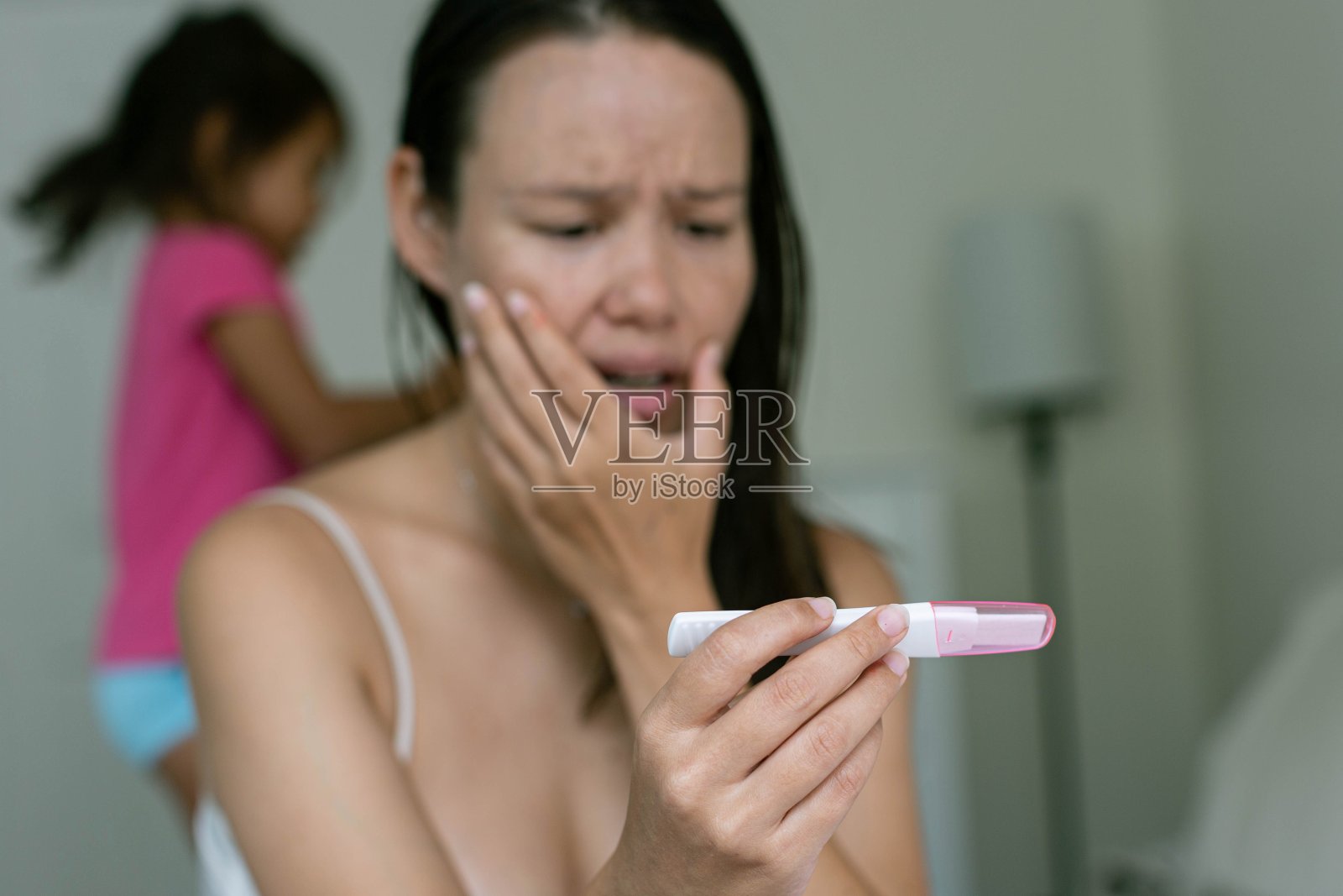 疲倦的生病的女人在检查她的体温。怀孕。照片摄影图片