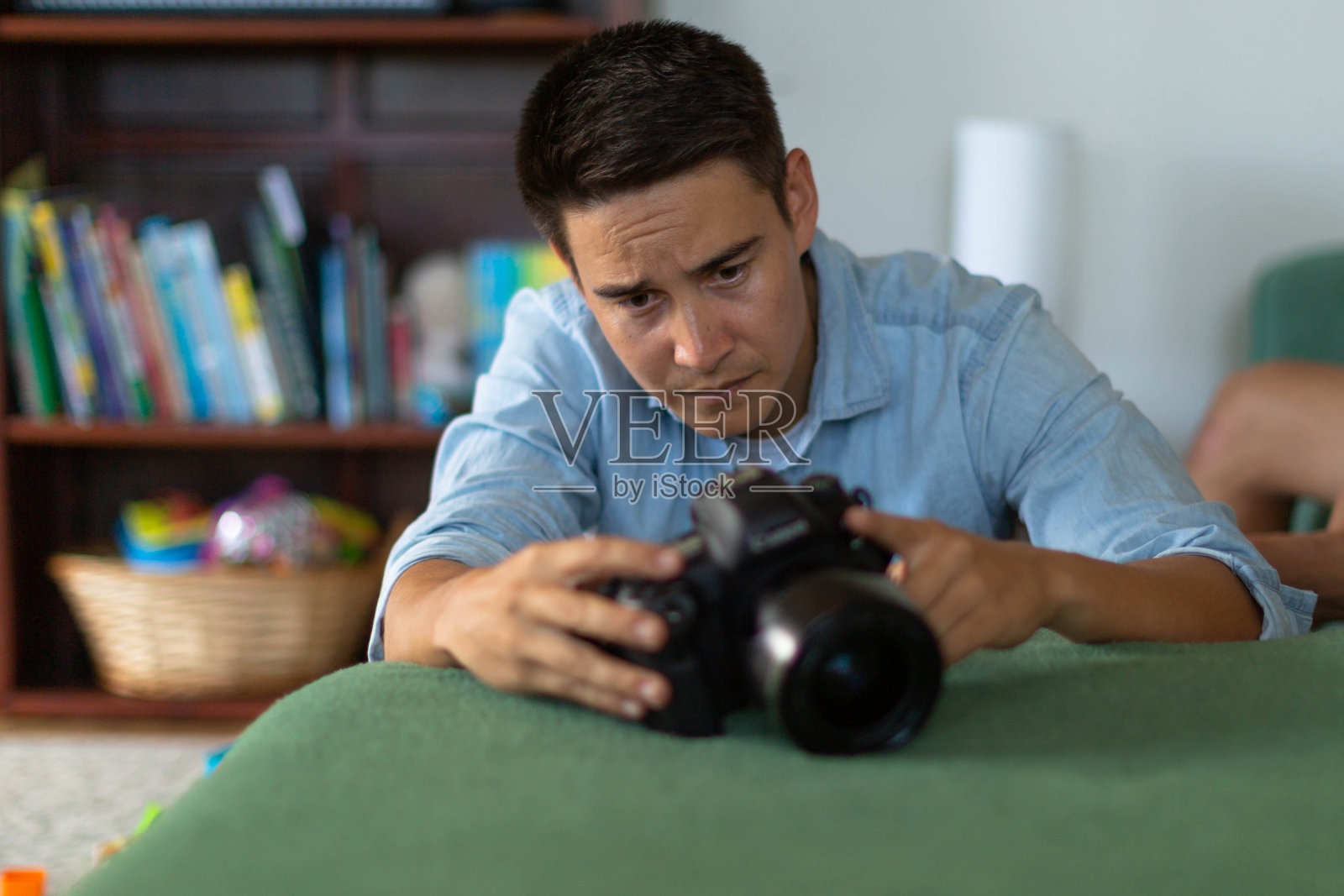 人们学习摄影。一个男人看着他的相机。照片摄影图片