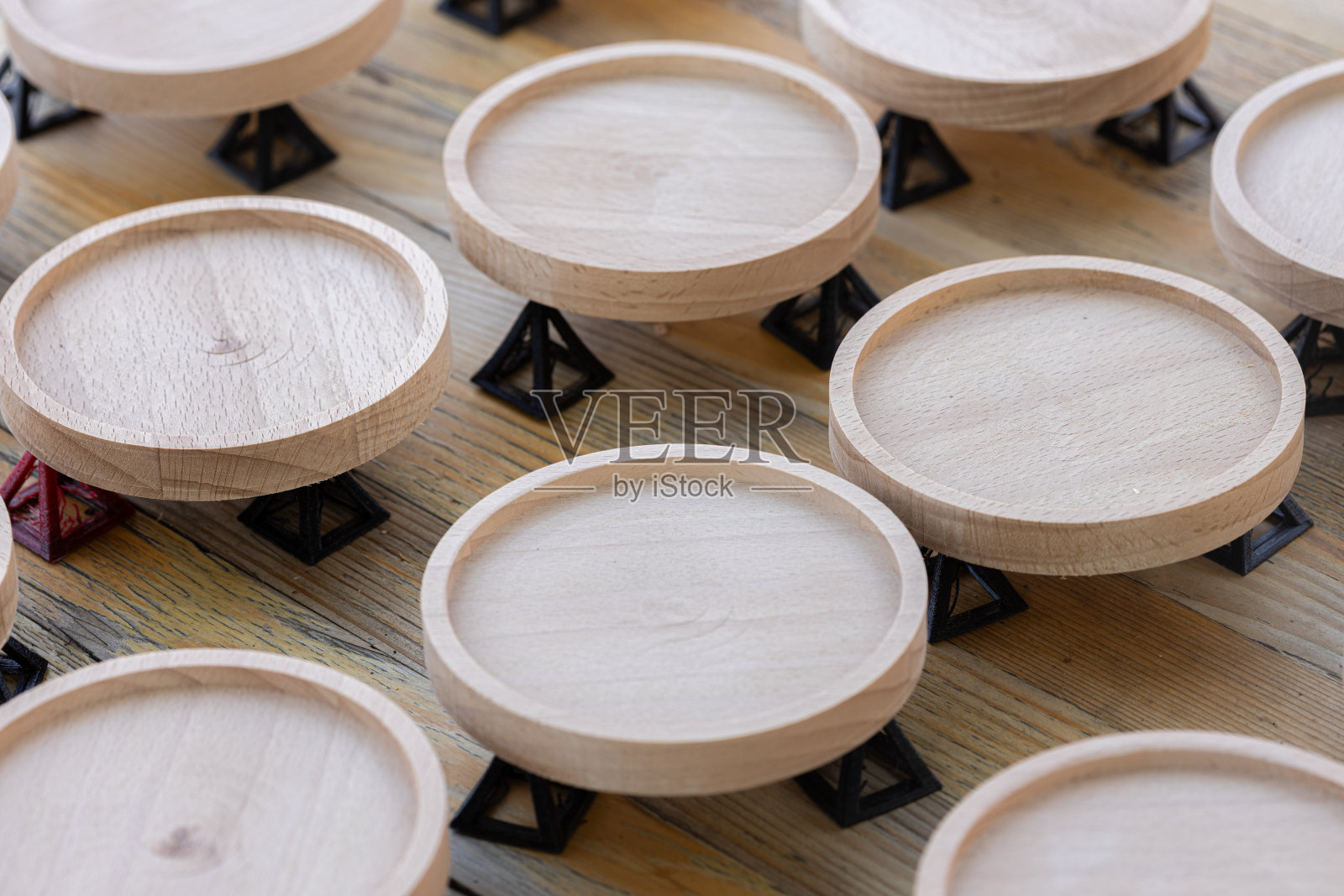 木制杯垫准备在木桌上作画。照片摄影图片