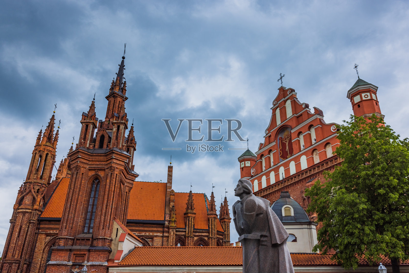 维尔纽斯(立陶宛。罗马天主教圣安妮教堂和圣弗朗西斯教堂和圣伯纳德教堂在夏天的阳光明媚的日子在老城。联合国教科文组织世界遗产照片摄影图片