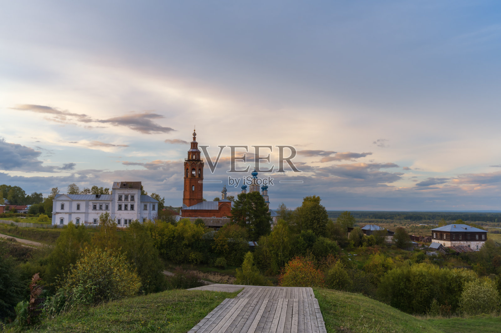 夏夜宁静的乌拉尔古城Cherdyn有着雄伟的教堂，山上的木屋。烫地区,俄罗斯。照片摄影图片