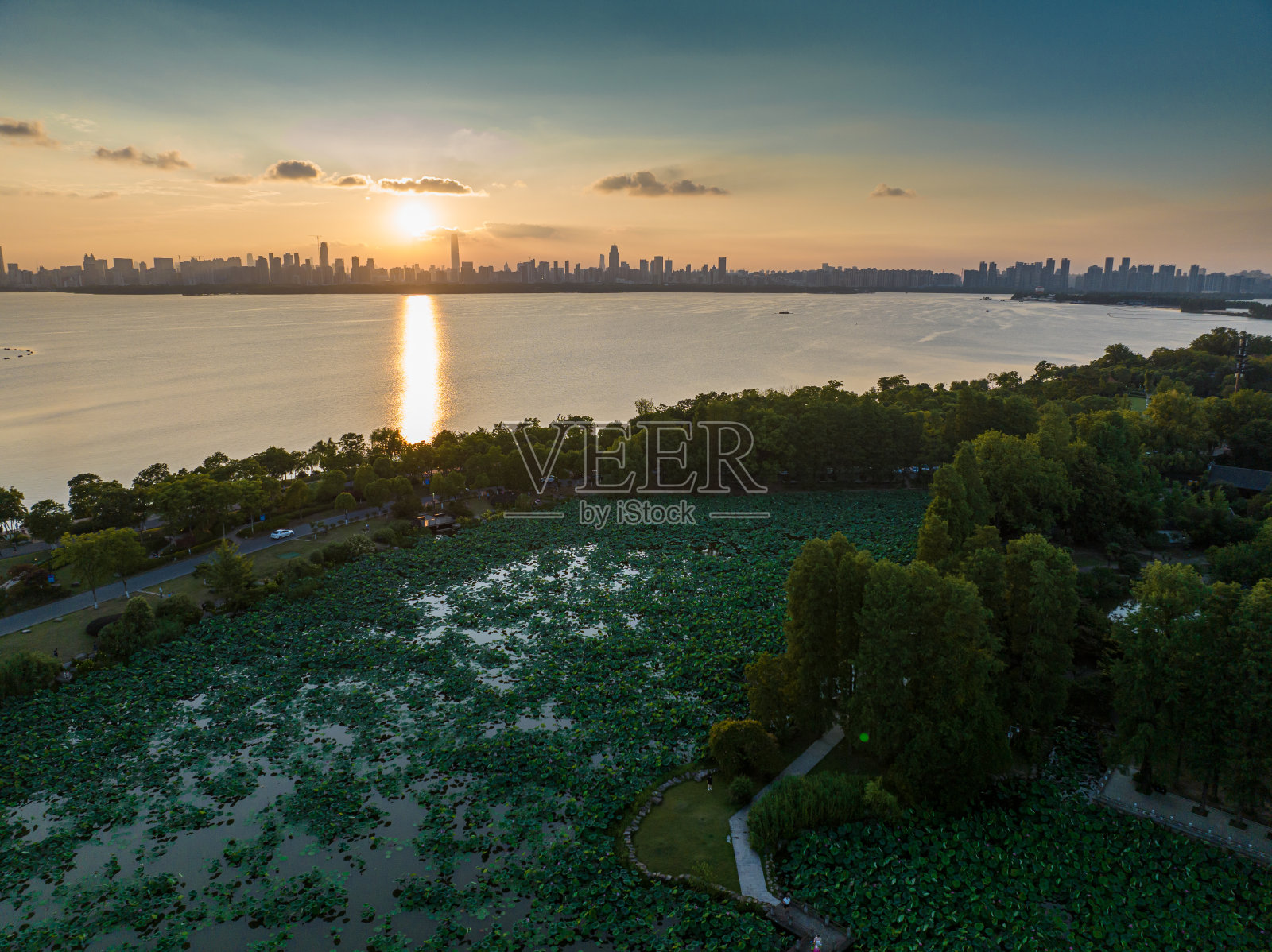 中国武汉的湖泊和城市天际线的鸟瞰图照片摄影图片