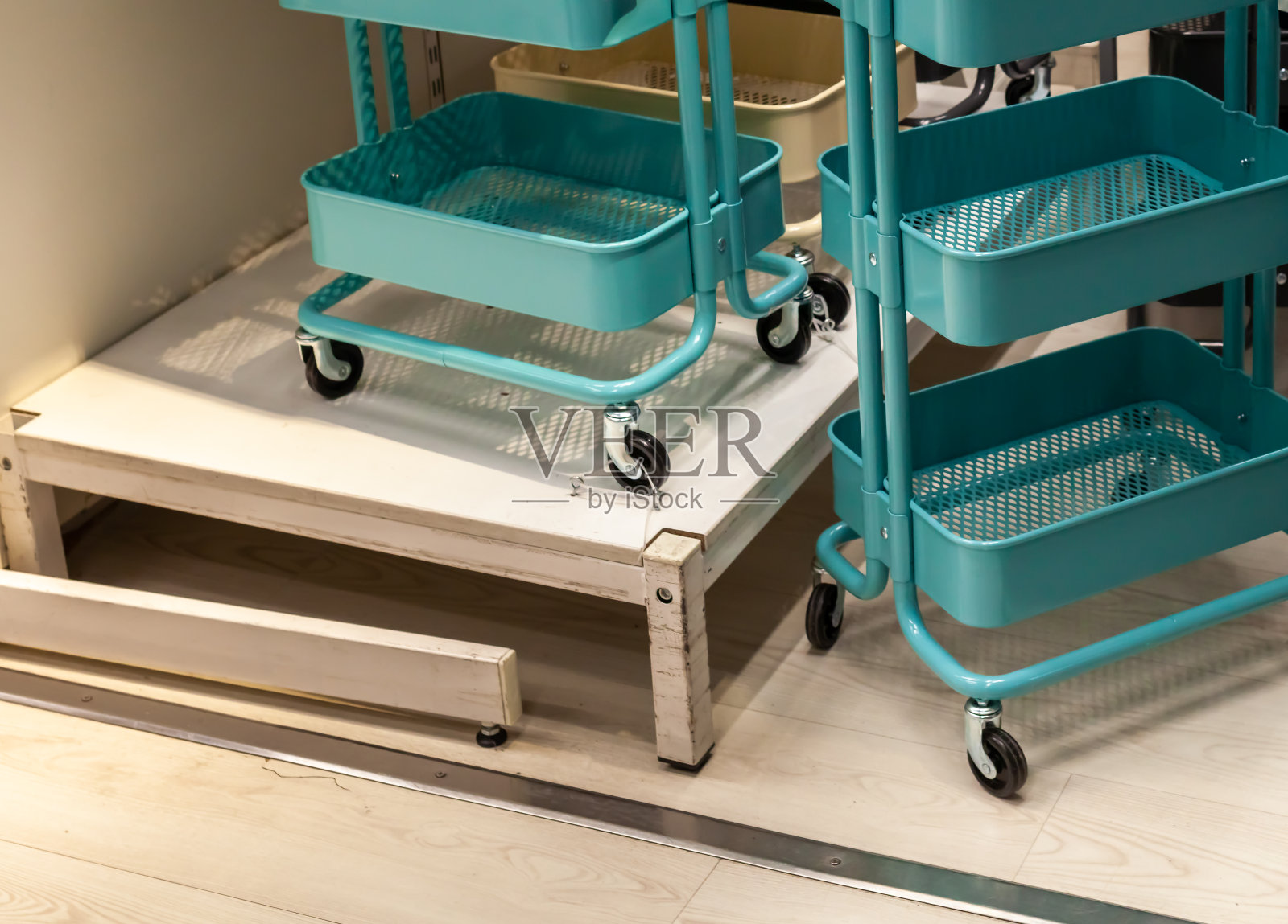 金属框架和车轮照片摄影图片