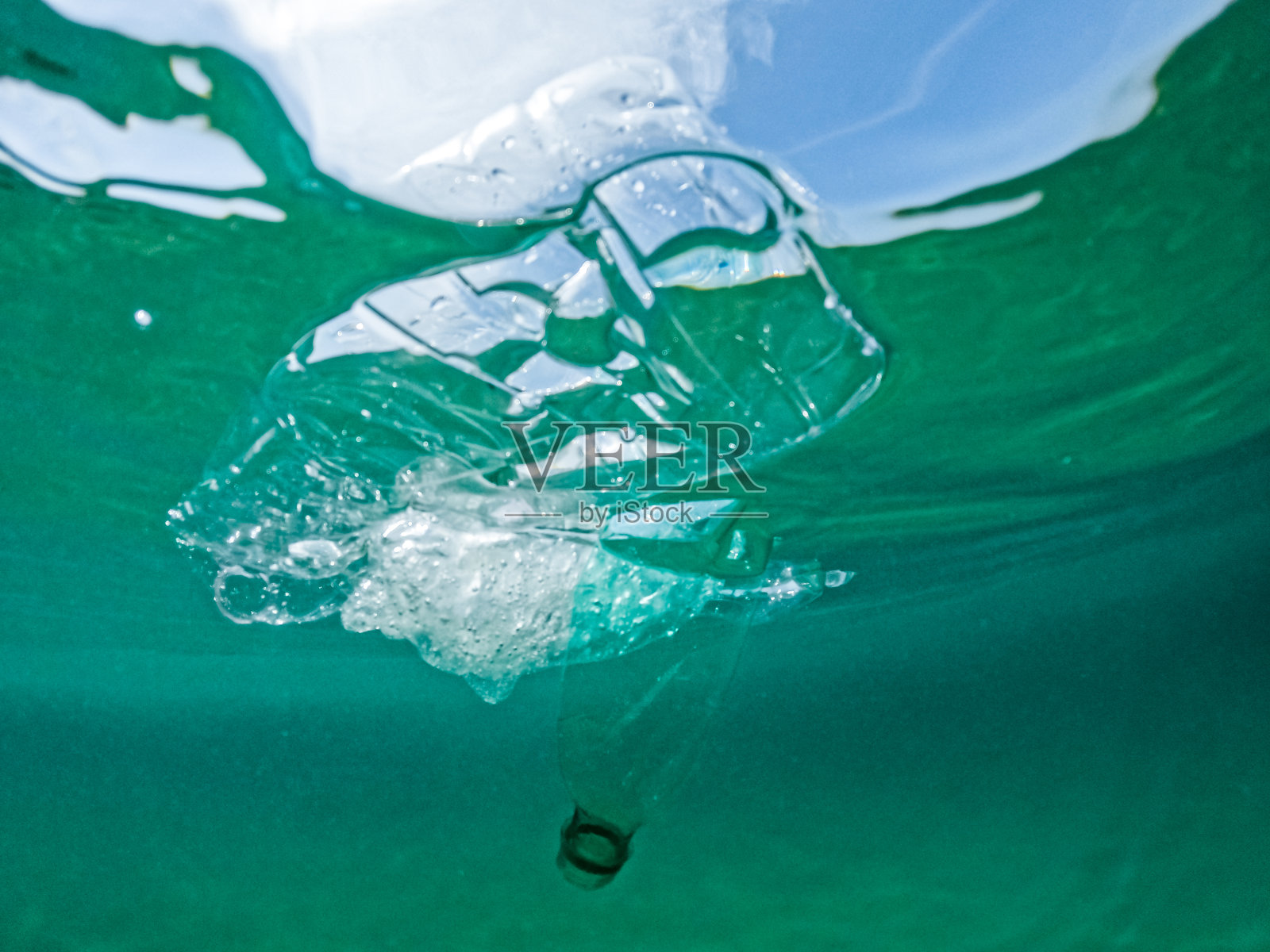 漂浮在海上的塑料瓶照片摄影图片