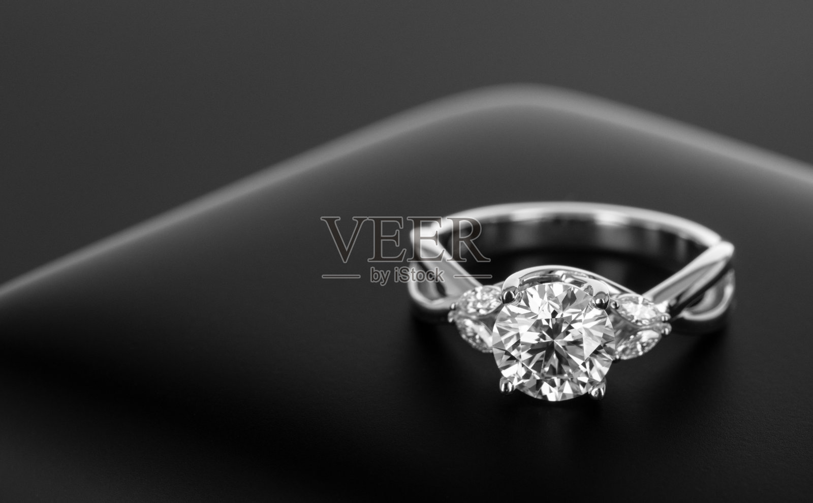 订婚钻戒照片摄影图片