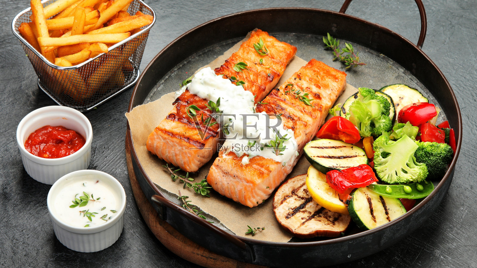 三文鱼排配蔬菜在黑色背景。照片摄影图片