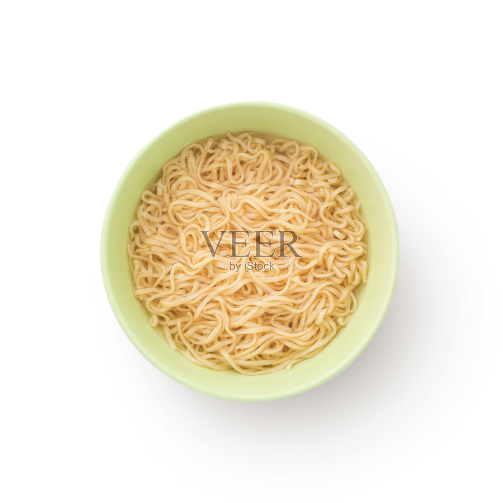 黄色面条在绿色杯孤立在白色背景。照片摄影图片