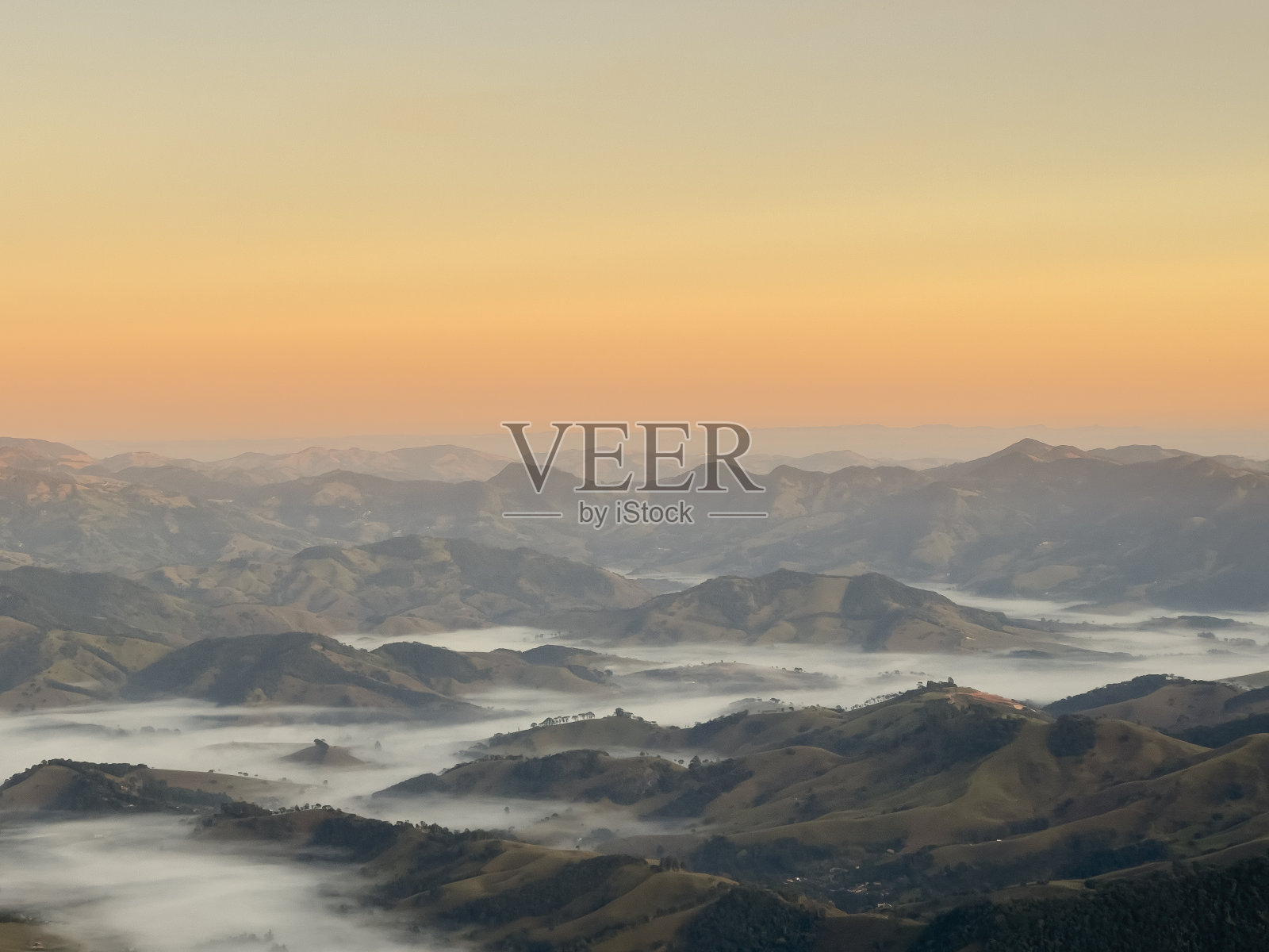 山谷的日出，São Bento do Sapucai市位于São Paulo -巴西州照片摄影图片