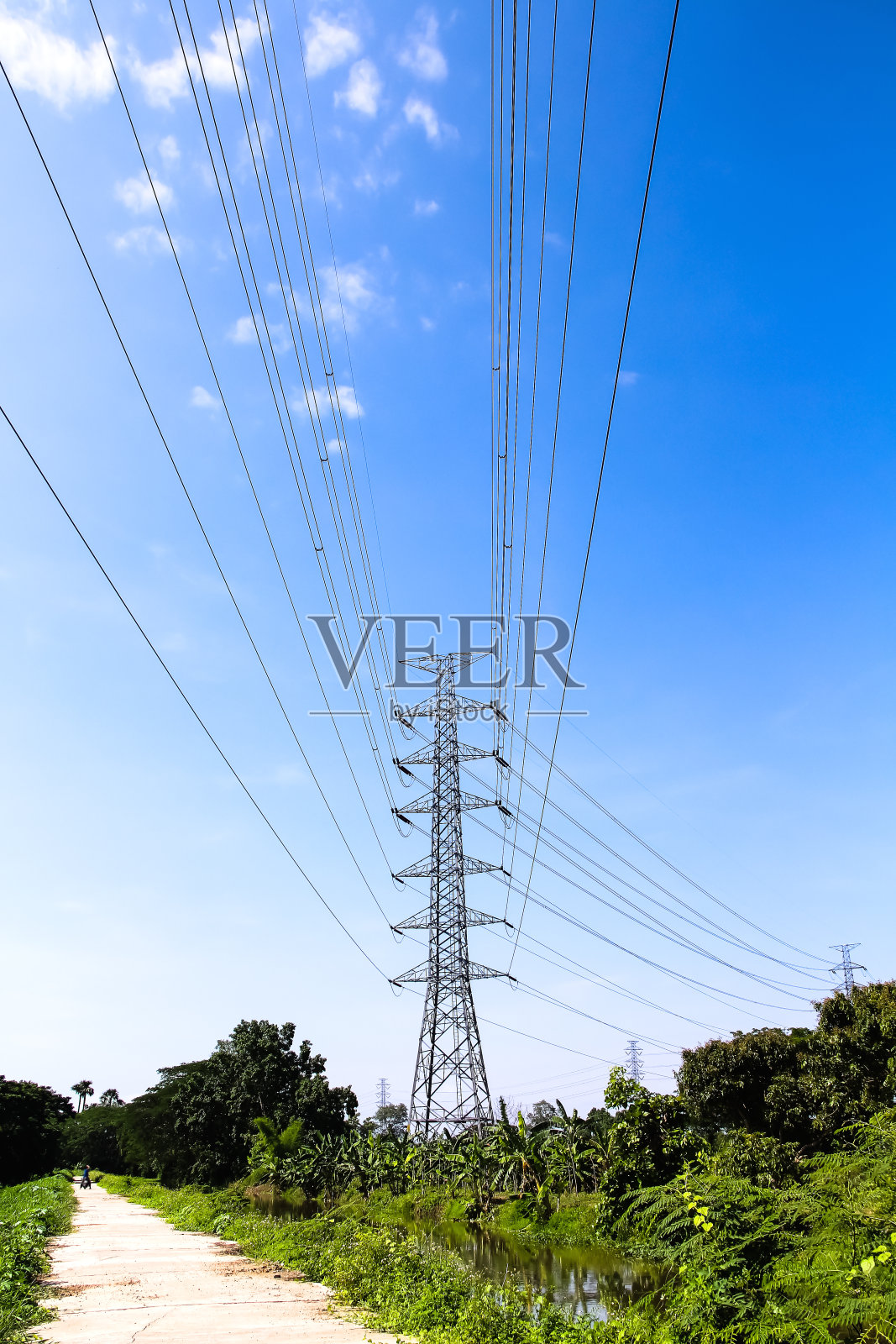 高压结构电杆上明亮的蓝天白云，泰国乡村景观的背景照片摄影图片