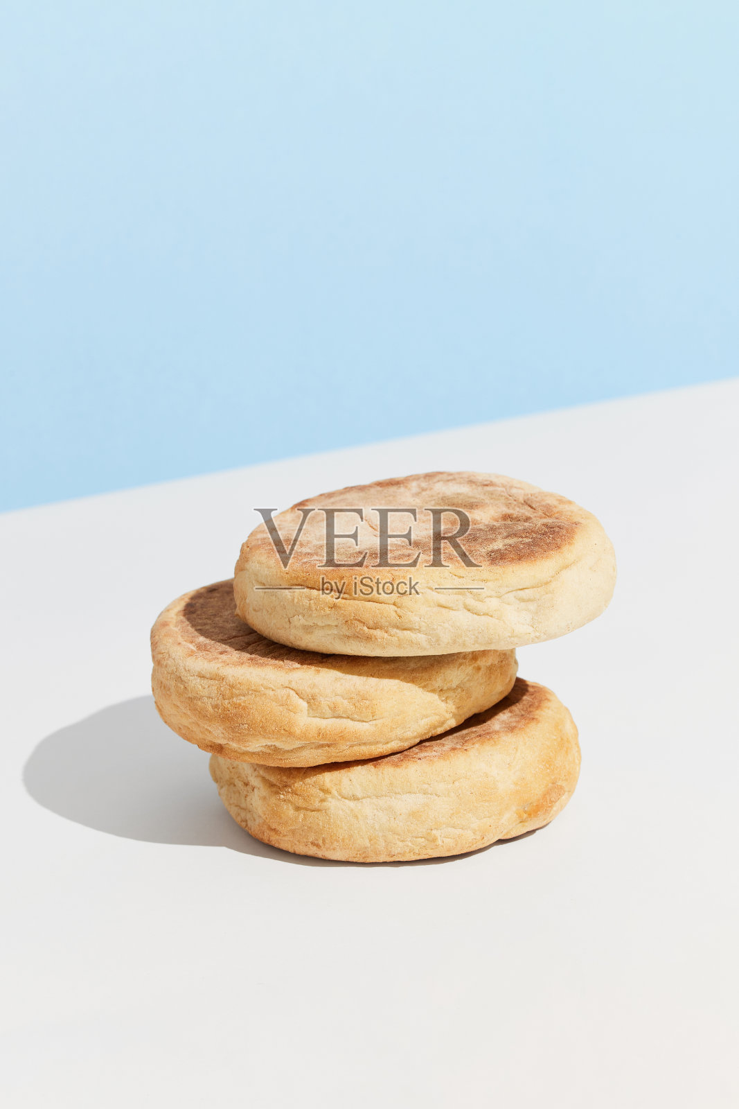 大刀de caco。传统的葡萄牙面包，蓝色创意背景，简约风格照片摄影图片