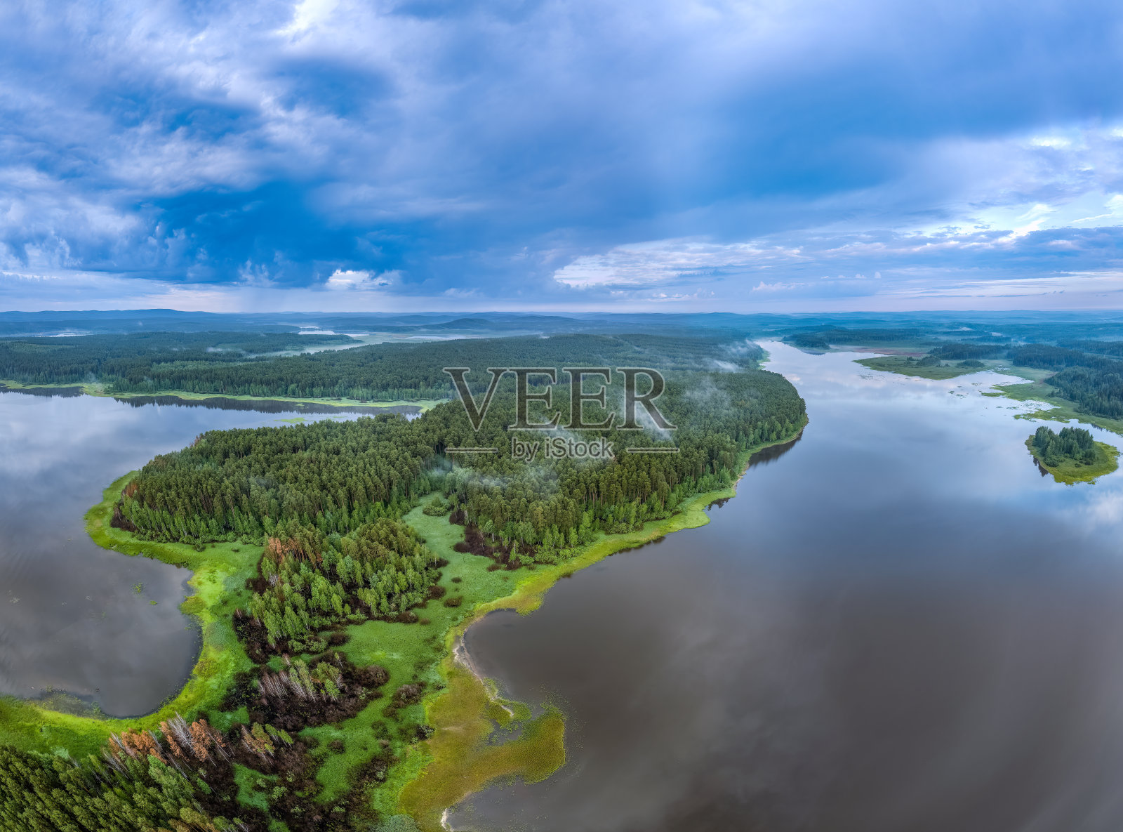 大湖湖岸绿意盎然，晨雾拂晓，鸟瞰美景。娱乐的概念。鸟瞰图照片摄影图片