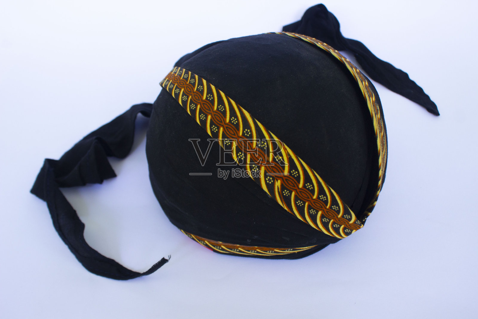 blangkon hitam或black blangkon是爪哇男子的传统帽子。孤立在白色背景上照片摄影图片