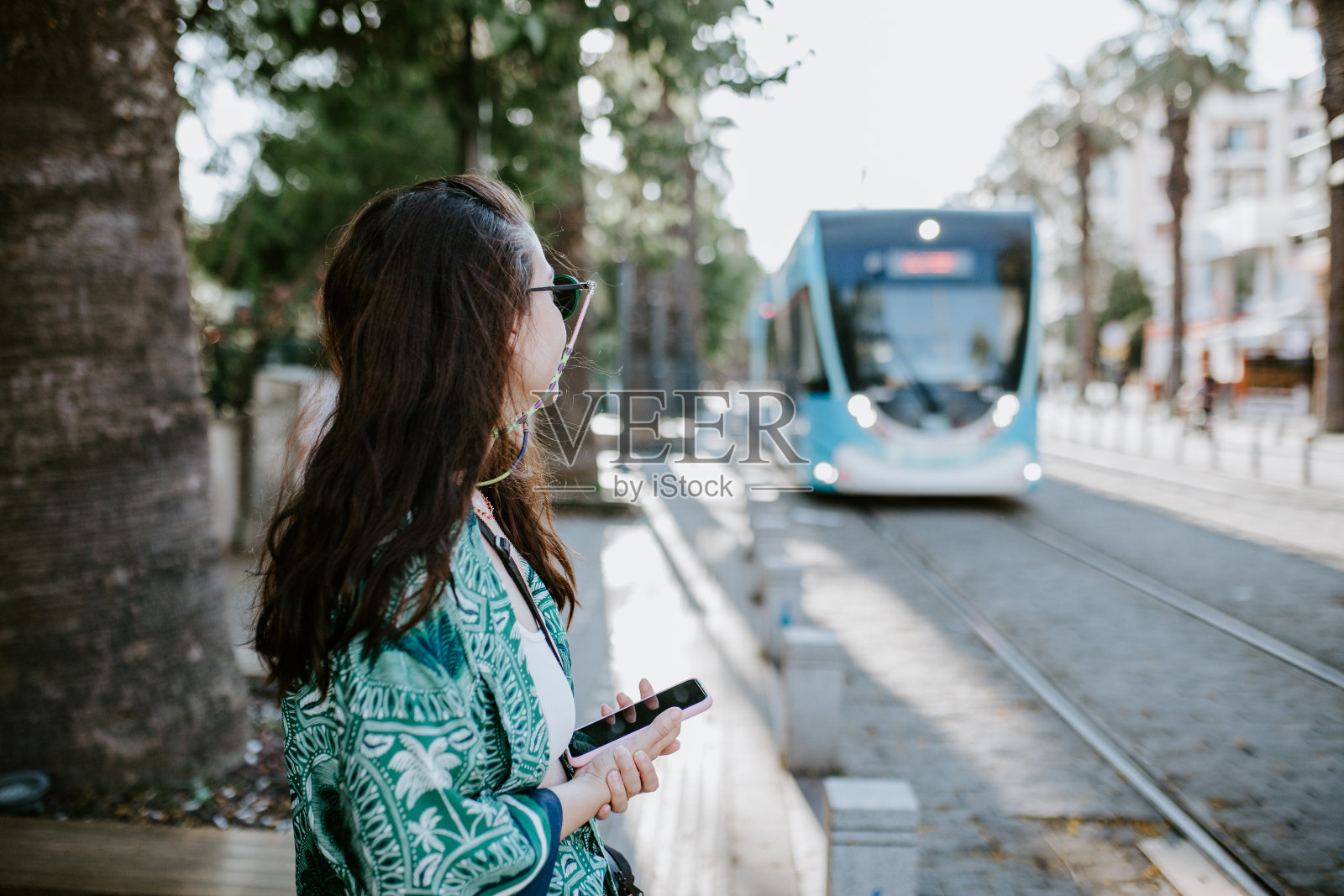 等火车的女人照片摄影图片